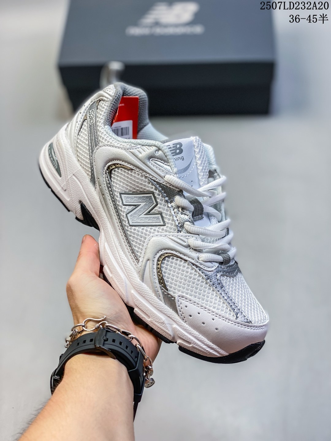 💰100 特价🎈New Balance NB530 新百伦复古透气跑步鞋 抛弃过往以皮革为主的人气轮廓 以极具复古风范的跑鞋外观呈现 设计上全鞋以简约清爽的纯白色作基底 鞋身覆盖大面积织物网眼材质 并于鞋头、鞋带孔眼片等细节处点缀对比鲜明的反光银镀层凸显 鞋舌、侧身等位置则辅以一贯的「N」字标志和品牌徽标彰显身份 最后通过搭载的 ABZORB 缓震中底完善整体造型 Size:36 37 37.5 38 38.5 39 40 40.5 41 42 42.5 43 44 45 07LD323A20