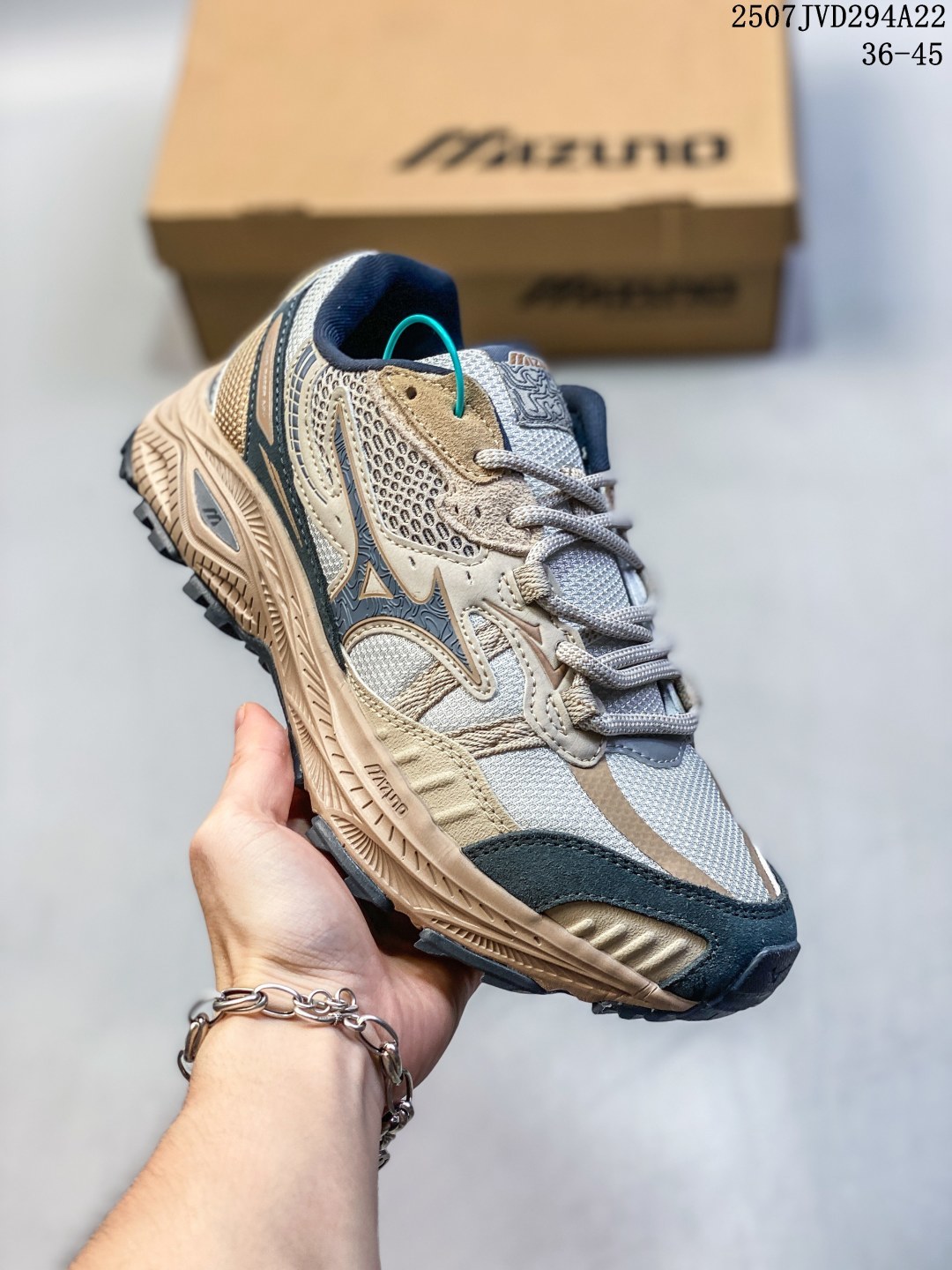 💰190
✅Mizuno 美津浓 VOLLEYBALL
复古时尚休闲舒适减震运动凉鞋
美津浓WAVE机械缓震 可以说是机械缓震跑鞋科技的翘楚
有着非凡的适应性,有着充分而持久的缓震能力和轻量化设计,是一双可以陪伴我们日常训练甚至是半马比赛的跑鞋,无论是“跑步初哥”还是“精英老鸟”,只要不是比较夸张的大体重人群,都可以穿着WAVE RIDER 来跑步。如果你不知道跑步穿什么鞋,不知道给别人推荐什么鞋,那么选“美津浓 WAVE RIDER”总是没错的
编码:07JVD294A22