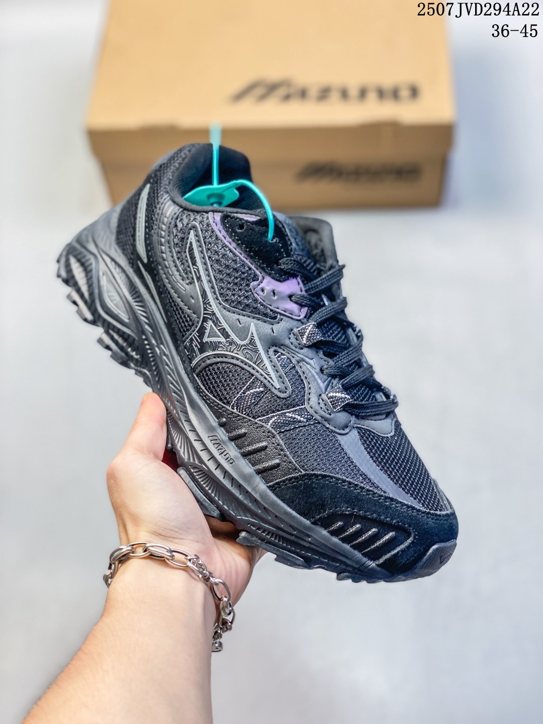 💰190
✅Mizuno 美津浓 VOLLEYBALL
复古时尚休闲舒适减震运动凉鞋
美津浓WAVE机械缓震 可以说是机械缓震跑鞋科技的翘楚
有着非凡的适应性,有着充分而持久的缓震能力和轻量化设计,是一双可以陪伴我们日常训练甚至是半马比赛的跑鞋,无论是“跑步初哥”还是“精英老鸟”,只要不是比较夸张的大体重人群,都可以穿着WAVE RIDER 来跑步。如果你不知道跑步穿什么鞋,不知道给别人推荐什么鞋,那么选“美津浓 WAVE RIDER”总是没错的
编码:07JVD294A22