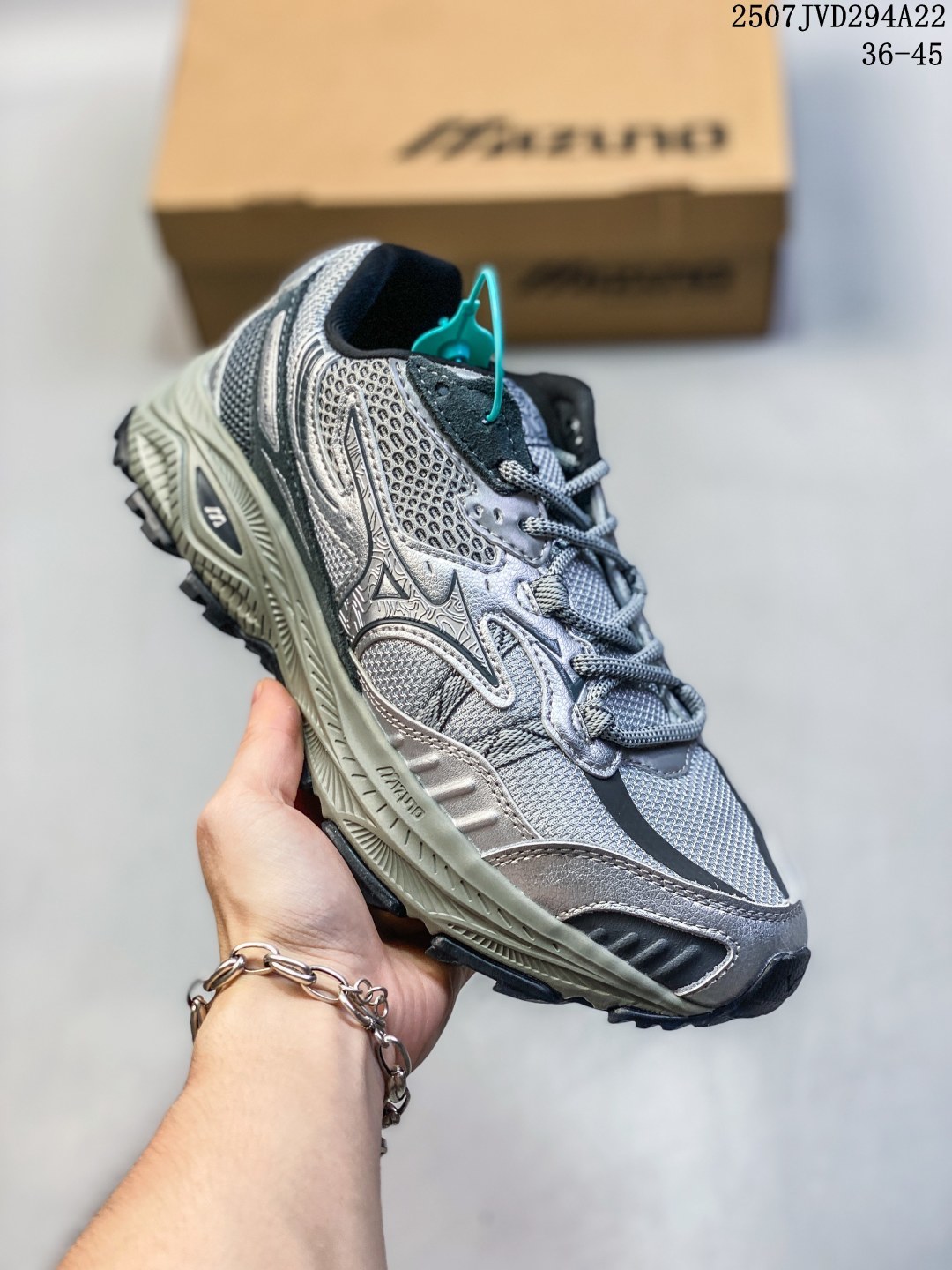 💰190
✅Mizuno 美津浓 VOLLEYBALL
复古时尚休闲舒适减震运动凉鞋
美津浓WAVE机械缓震 可以说是机械缓震跑鞋科技的翘楚
有着非凡的适应性,有着充分而持久的缓震能力和轻量化设计,是一双可以陪伴我们日常训练甚至是半马比赛的跑鞋,无论是“跑步初哥”还是“精英老鸟”,只要不是比较夸张的大体重人群,都可以穿着WAVE RIDER 来跑步。如果你不知道跑步穿什么鞋,不知道给别人推荐什么鞋,那么选“美津浓 WAVE RIDER”总是没错的
编码:07JVD294A22