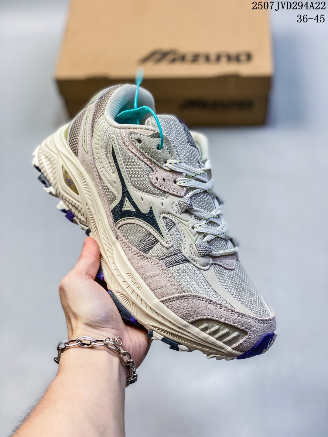 💰190
✅Mizuno 美津浓 VOLLEYBALL
复古时尚休闲舒适减震运动凉鞋
美津浓WAVE机械缓震 可以说是机械缓震跑鞋科技的翘楚
有着非凡的适应性,有着充分而持久的缓震能力和轻量化设计,是一双可以陪伴我们日常训练甚至是半马比赛的跑鞋,无论是“跑步初哥”还是“精英老鸟”,只要不是比较夸张的大体重人群,都可以穿着WAVE RIDER 来跑步。如果你不知道跑步穿什么鞋,不知道给别人推荐什么鞋,那么选“美津浓 WAVE RIDER”总是没错的
编码:07JVD294A22