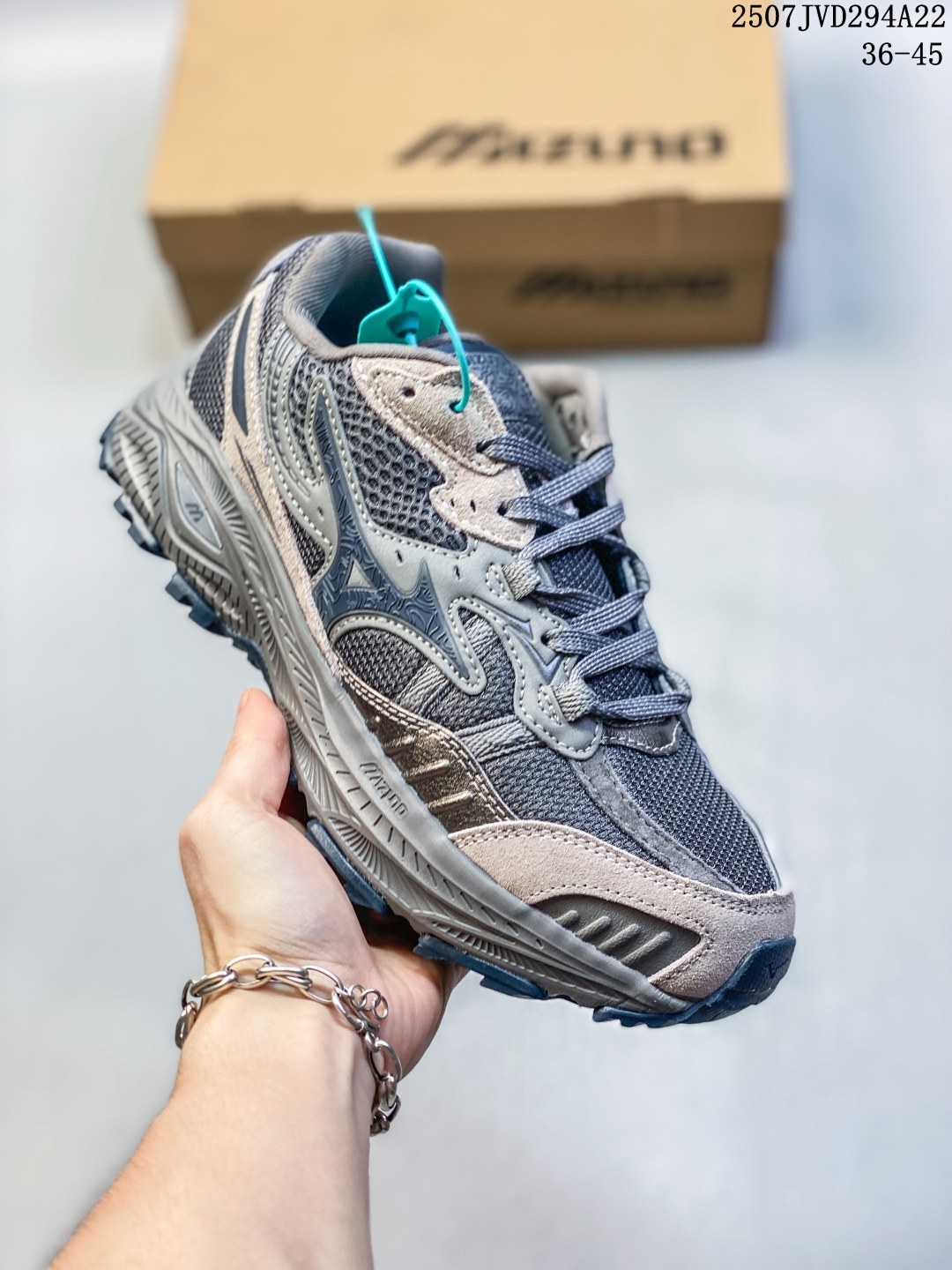 💰190
✅Mizuno 美津浓 VOLLEYBALL
复古时尚休闲舒适减震运动凉鞋
美津浓WAVE机械缓震 可以说是机械缓震跑鞋科技的翘楚
有着非凡的适应性,有着充分而持久的缓震能力和轻量化设计,是一双可以陪伴我们日常训练甚至是半马比赛的跑鞋,无论是“跑步初哥”还是“精英老鸟”,只要不是比较夸张的大体重人群,都可以穿着WAVE RIDER 来跑步。如果你不知道跑步穿什么鞋,不知道给别人推荐什么鞋,那么选“美津浓 WAVE RIDER”总是没错的
编码:07JVD294A22