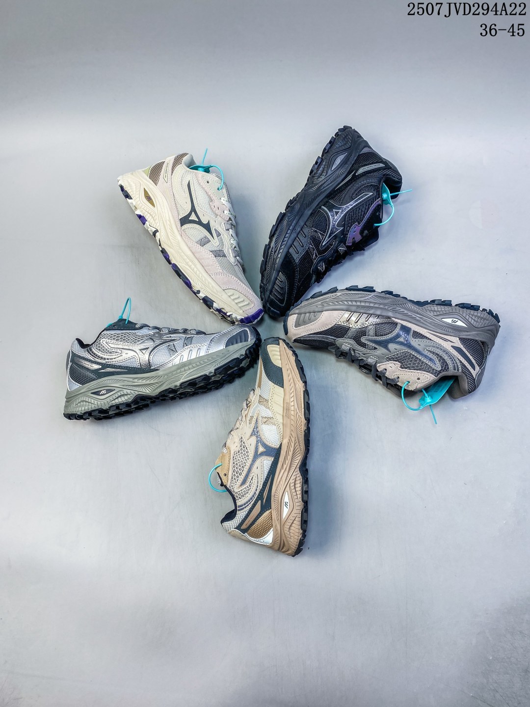 💰190
✅Mizuno 美津浓 VOLLEYBALL
复古时尚休闲舒适减震运动凉鞋
美津浓WAVE机械缓震 可以说是机械缓震跑鞋科技的翘楚
有着非凡的适应性,有着充分而持久的缓震能力和轻量化设计,是一双可以陪伴我们日常训练甚至是半马比赛的跑鞋,无论是“跑步初哥”还是“精英老鸟”,只要不是比较夸张的大体重人群,都可以穿着WAVE RIDER 来跑步。如果你不知道跑步穿什么鞋,不知道给别人推荐什么鞋,那么选“美津浓 WAVE RIDER”总是没错的
编码:07JVD294A22