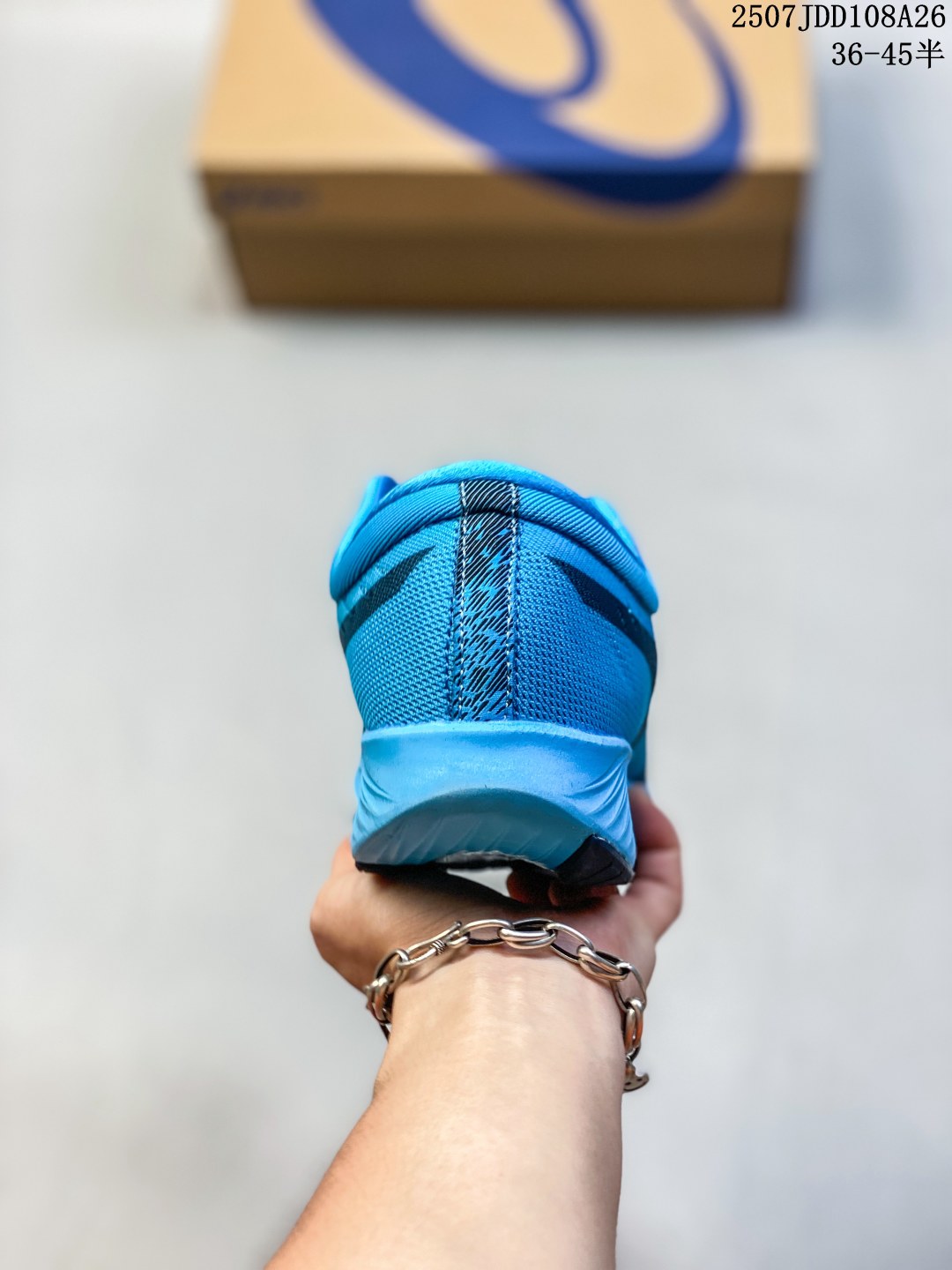 💰150 特价
ASICS亚瑟士METARACER TOKYO 碳板马拉松竞速跑步男女轻便跑步鞋网面透气缓震耐磨运动鞋。METARACER是目前所有亚瑟士竞速跑鞋里,弹性最出色的,没有之一;中底依然是使用多年的Flytefoam材质,缓冲-回弹-稳定性-重量-耐久性都达到比较好的平衡点。没有传统马拉松跑鞋的生硬感,配速稍慢的训练也可以驾驭;前掌配置碳板设计延伸至中足,轻量弹性兼顾良好的稳固性,配合网眼布鞋面材质,具有良好的透气性和快干性。延续了亚瑟士跑鞋的舒适感,脚感上无须太多适应时间。中底厚度也与一般跑鞋接近(前15mm/后24mm),非厚底跑鞋;可能是如今所有碳板鞋中,对亚洲足型最友好的一款。
类型:男女鞋
货号:1011A676-400
码数:36-45含半码
XM0715Q646
07JDD108A26