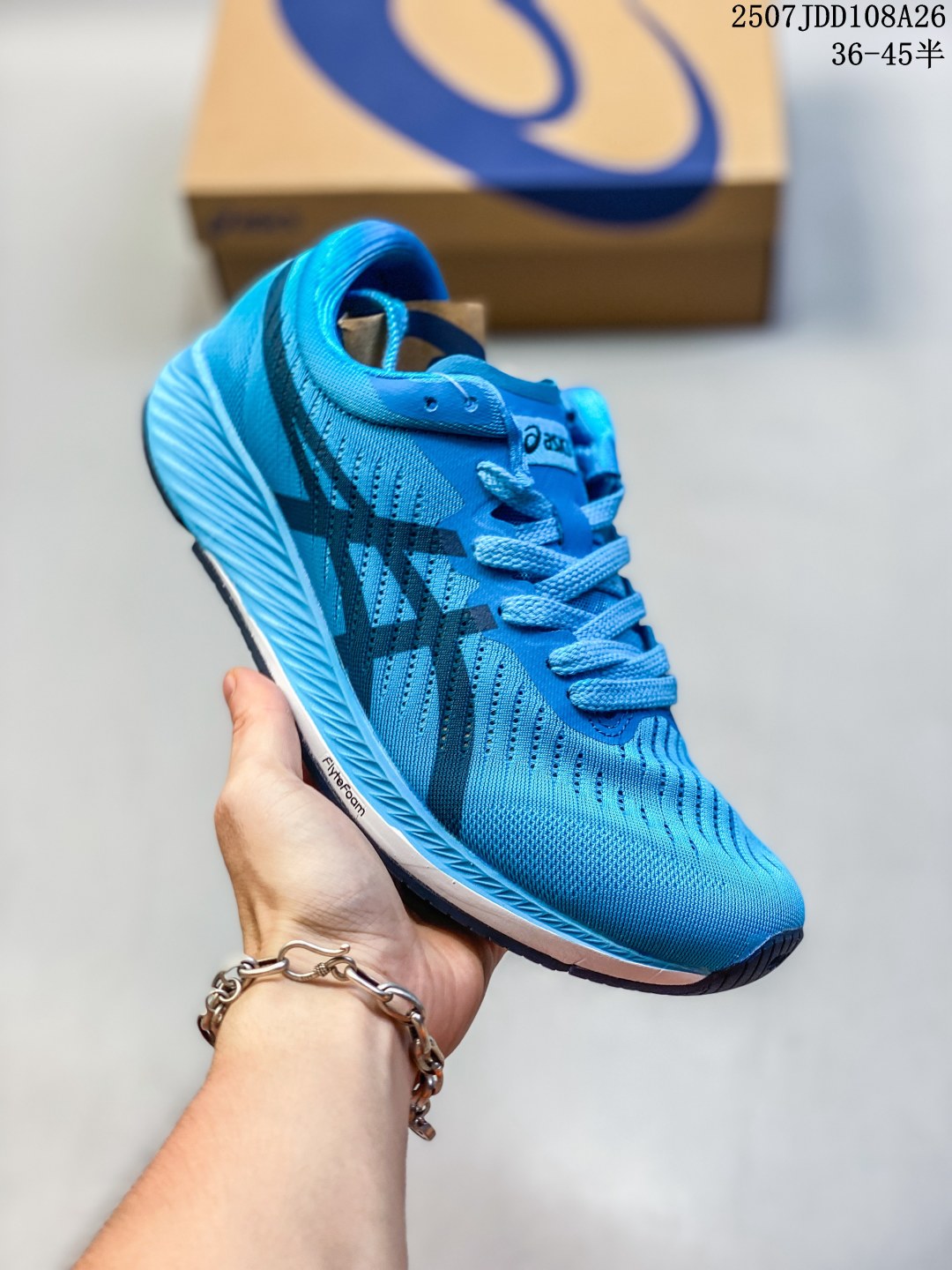 💰150 特价
ASICS亚瑟士METARACER TOKYO 碳板马拉松竞速跑步男女轻便跑步鞋网面透气缓震耐磨运动鞋。METARACER是目前所有亚瑟士竞速跑鞋里,弹性最出色的,没有之一;中底依然是使用多年的Flytefoam材质,缓冲-回弹-稳定性-重量-耐久性都达到比较好的平衡点。没有传统马拉松跑鞋的生硬感,配速稍慢的训练也可以驾驭;前掌配置碳板设计延伸至中足,轻量弹性兼顾良好的稳固性,配合网眼布鞋面材质,具有良好的透气性和快干性。延续了亚瑟士跑鞋的舒适感,脚感上无须太多适应时间。中底厚度也与一般跑鞋接近(前15mm/后24mm),非厚底跑鞋;可能是如今所有碳板鞋中,对亚洲足型最友好的一款。
类型:男女鞋
货号:1011A676-400
码数:36-45含半码
XM0715Q646
07JDD108A26