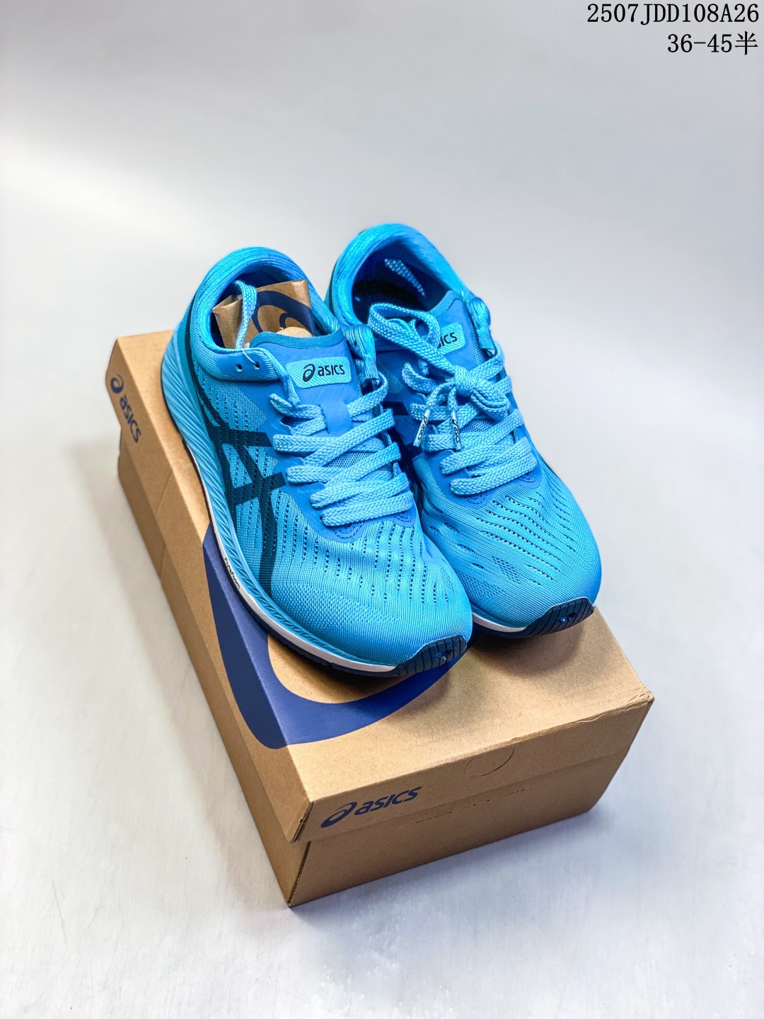 💰150 特价
ASICS亚瑟士METARACER TOKYO 碳板马拉松竞速跑步男女轻便跑步鞋网面透气缓震耐磨运动鞋。METARACER是目前所有亚瑟士竞速跑鞋里,弹性最出色的,没有之一;中底依然是使用多年的Flytefoam材质,缓冲-回弹-稳定性-重量-耐久性都达到比较好的平衡点。没有传统马拉松跑鞋的生硬感,配速稍慢的训练也可以驾驭;前掌配置碳板设计延伸至中足,轻量弹性兼顾良好的稳固性,配合网眼布鞋面材质,具有良好的透气性和快干性。延续了亚瑟士跑鞋的舒适感,脚感上无须太多适应时间。中底厚度也与一般跑鞋接近(前15mm/后24mm),非厚底跑鞋;可能是如今所有碳板鞋中,对亚洲足型最友好的一款。
类型:男女鞋
货号:1011A676-400
码数:36-45含半码
XM0715Q646
07JDD108A26