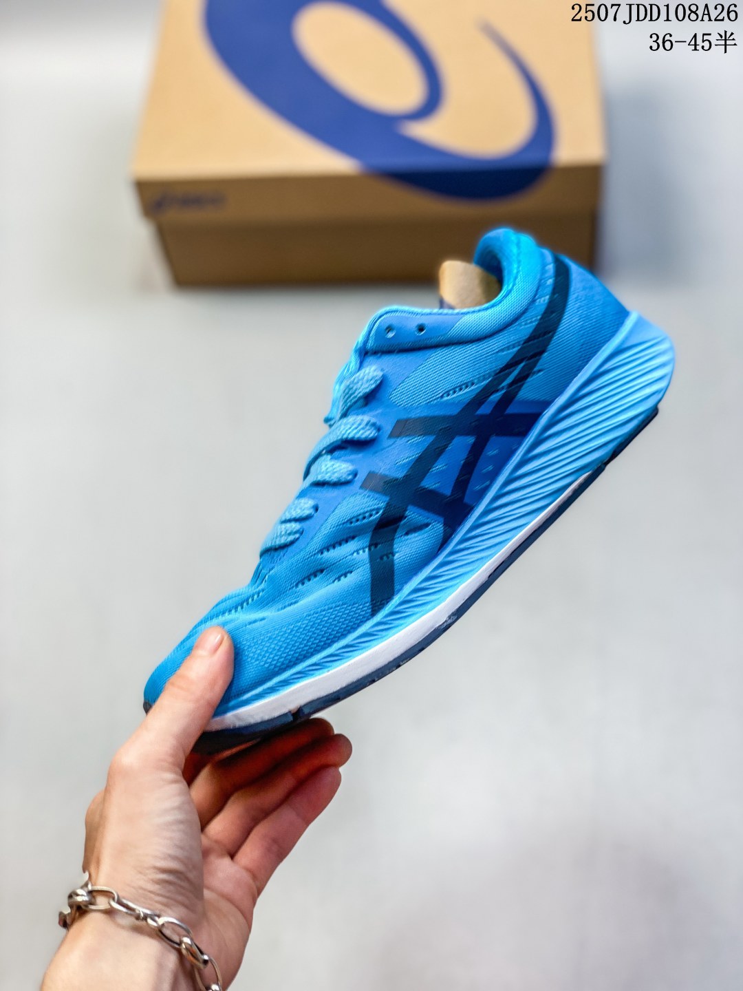 💰150 特价
ASICS亚瑟士METARACER TOKYO 碳板马拉松竞速跑步男女轻便跑步鞋网面透气缓震耐磨运动鞋。METARACER是目前所有亚瑟士竞速跑鞋里,弹性最出色的,没有之一;中底依然是使用多年的Flytefoam材质,缓冲-回弹-稳定性-重量-耐久性都达到比较好的平衡点。没有传统马拉松跑鞋的生硬感,配速稍慢的训练也可以驾驭;前掌配置碳板设计延伸至中足,轻量弹性兼顾良好的稳固性,配合网眼布鞋面材质,具有良好的透气性和快干性。延续了亚瑟士跑鞋的舒适感,脚感上无须太多适应时间。中底厚度也与一般跑鞋接近(前15mm/后24mm),非厚底跑鞋;可能是如今所有碳板鞋中,对亚洲足型最友好的一款。
类型:男女鞋
货号:1011A676-400
码数:36-45含半码
XM0715Q646
07JDD108A26