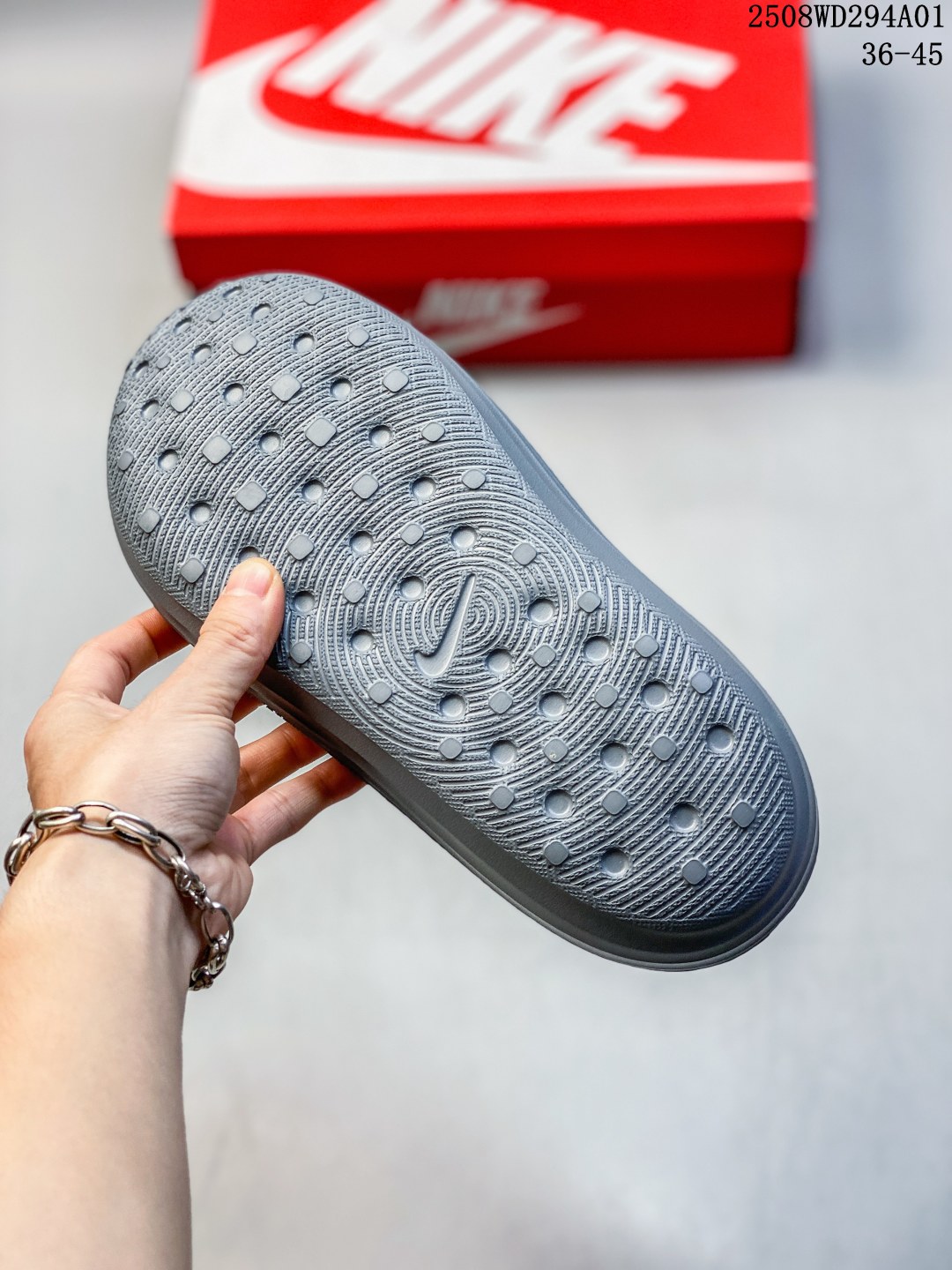 💰110
Nike ReactX REJUVEN8 Slide耐克 休闲拖鞋
由兼具轻便性和耐用性的EVA泡沫打造
拖鞋的外观十分吸引人 融合了舒适与时尚的元素 延续了简约独特的美学风尚 一体式的设计在打破传统设计风格的同时 具有高辨识度及质感
货号:HV4479-700
尺码:36-45
ID:105914
08WD294A01