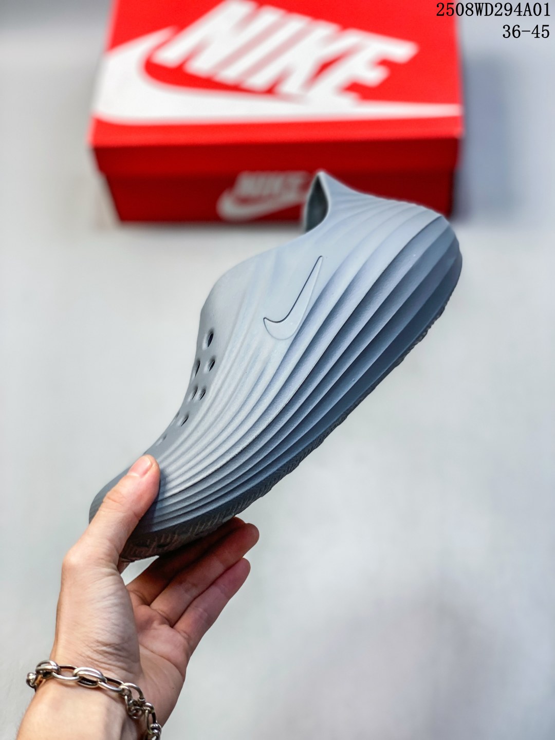 💰110
Nike ReactX REJUVEN8 Slide耐克 休闲拖鞋
由兼具轻便性和耐用性的EVA泡沫打造
拖鞋的外观十分吸引人 融合了舒适与时尚的元素 延续了简约独特的美学风尚 一体式的设计在打破传统设计风格的同时 具有高辨识度及质感
货号:HV4479-700
尺码:36-45
ID:105914
08WD294A01