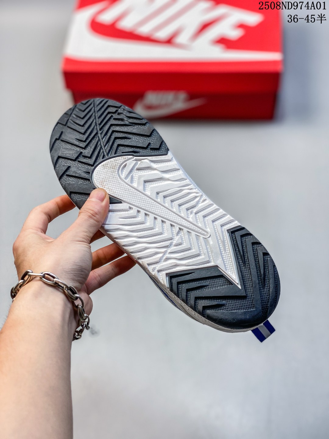 💰140
FUTURA × Nike Jam 联名低帮休闲运动鞋 FZ8966-100 FN0314-200
尺码：如图
编码：08ND974A01