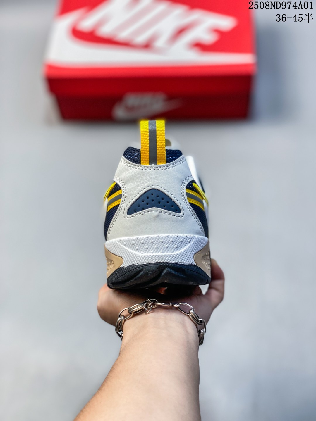 💰140
FUTURA × Nike Jam 联名低帮休闲运动鞋 FZ8966-100 FN0314-200
尺码：如图
编码：08ND974A01