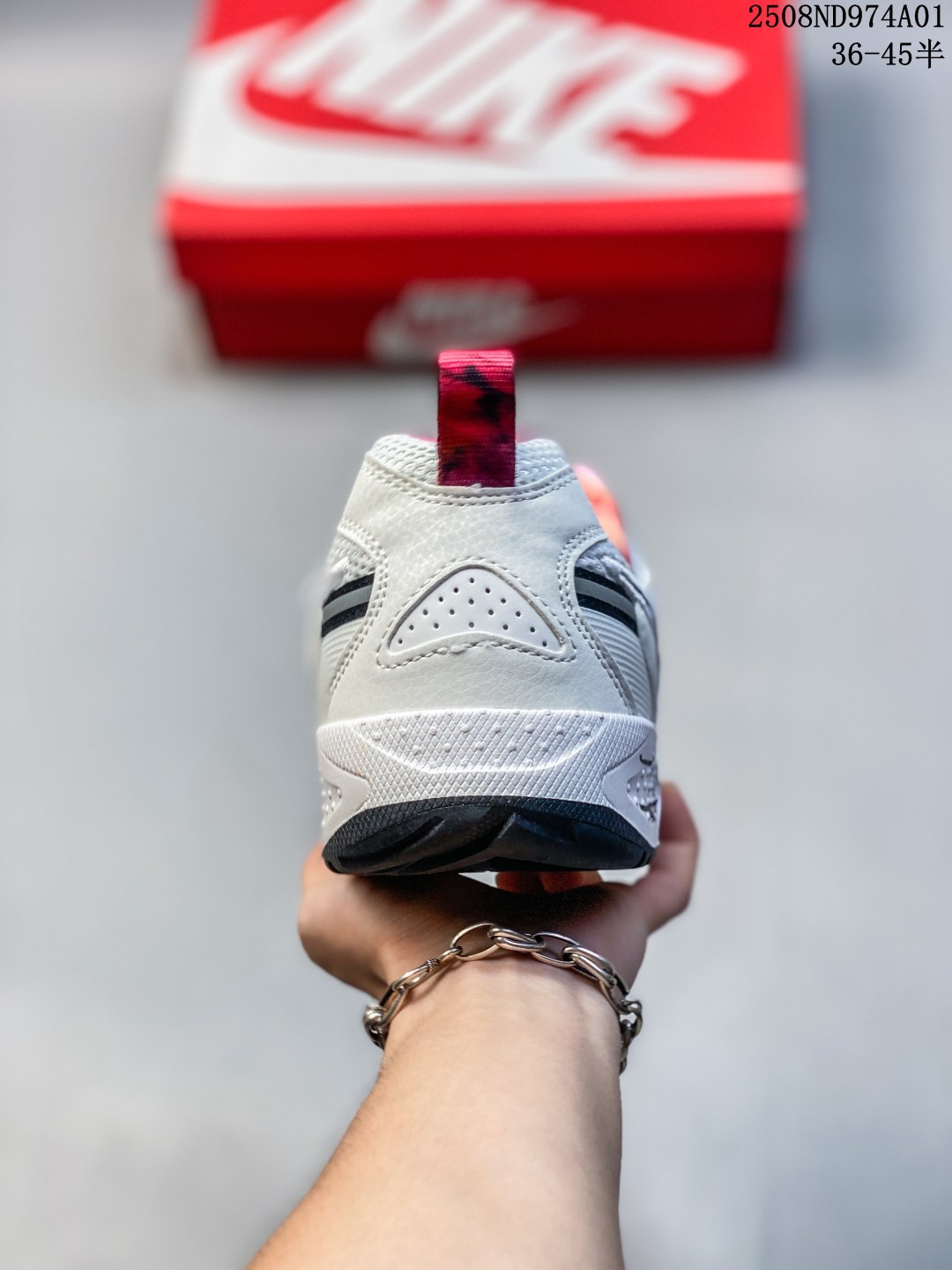💰140
FUTURA × Nike Jam 联名低帮休闲运动鞋 FZ8966-100 FN0314-200
尺码：如图
编码：08ND974A01