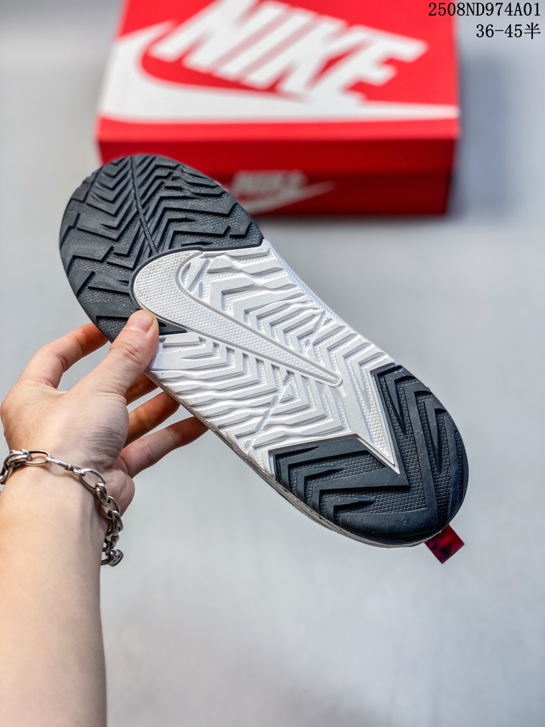 💰140
FUTURA × Nike Jam 联名低帮休闲运动鞋 FZ8966-100 FN0314-200
尺码：如图
编码：08ND974A01