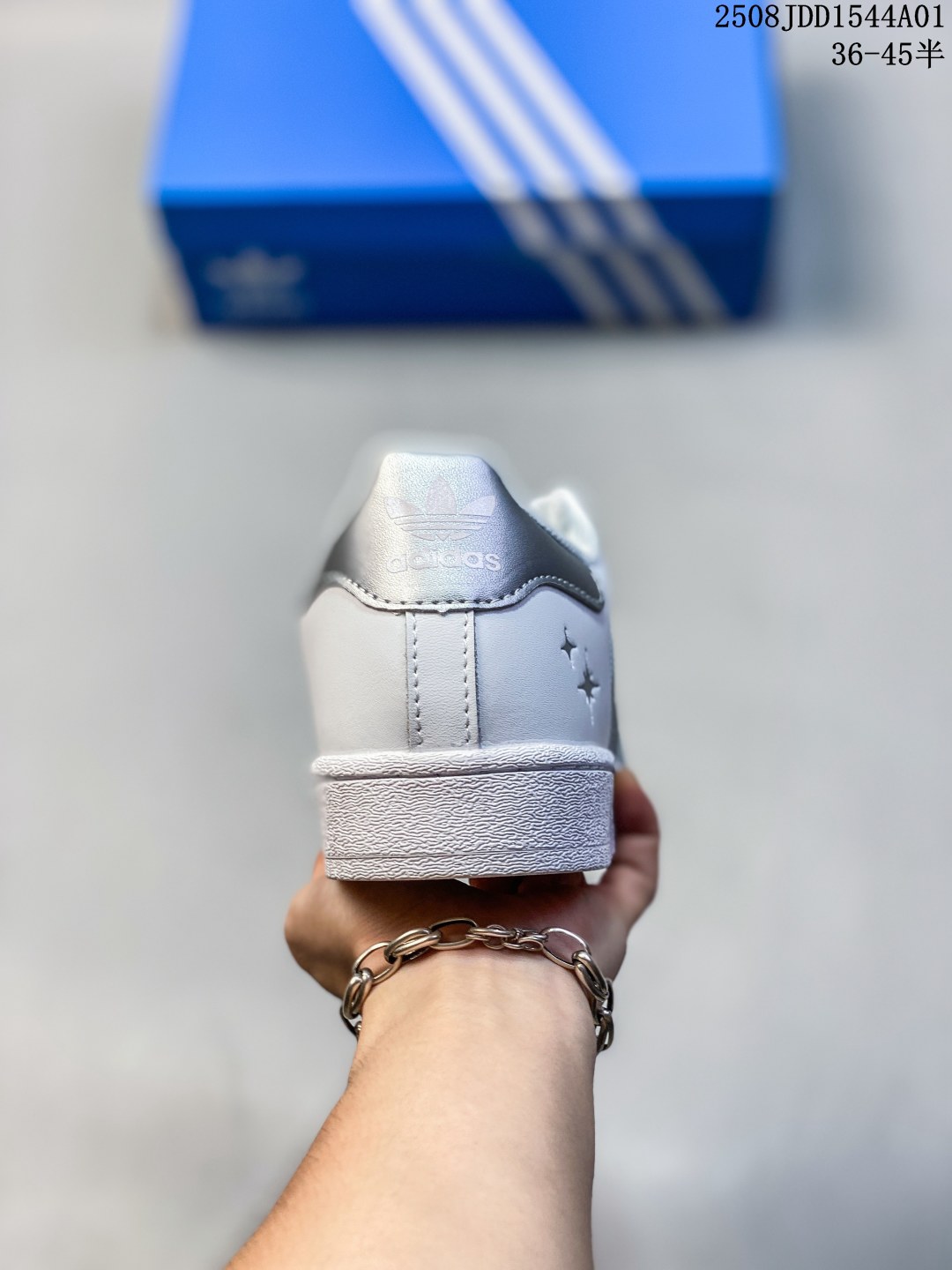 💰150 公司级 ✅Adidas Originals Superstar 阿迪达斯 三叶草 贝壳头’DIY’系列低帮经典百搭休闲运动板鞋
货号:XS0012
尺码:36 36.5 37 38 38.5 39 40 40.5 41 42 42.5 43 44 45
编码：08JDD1544A01