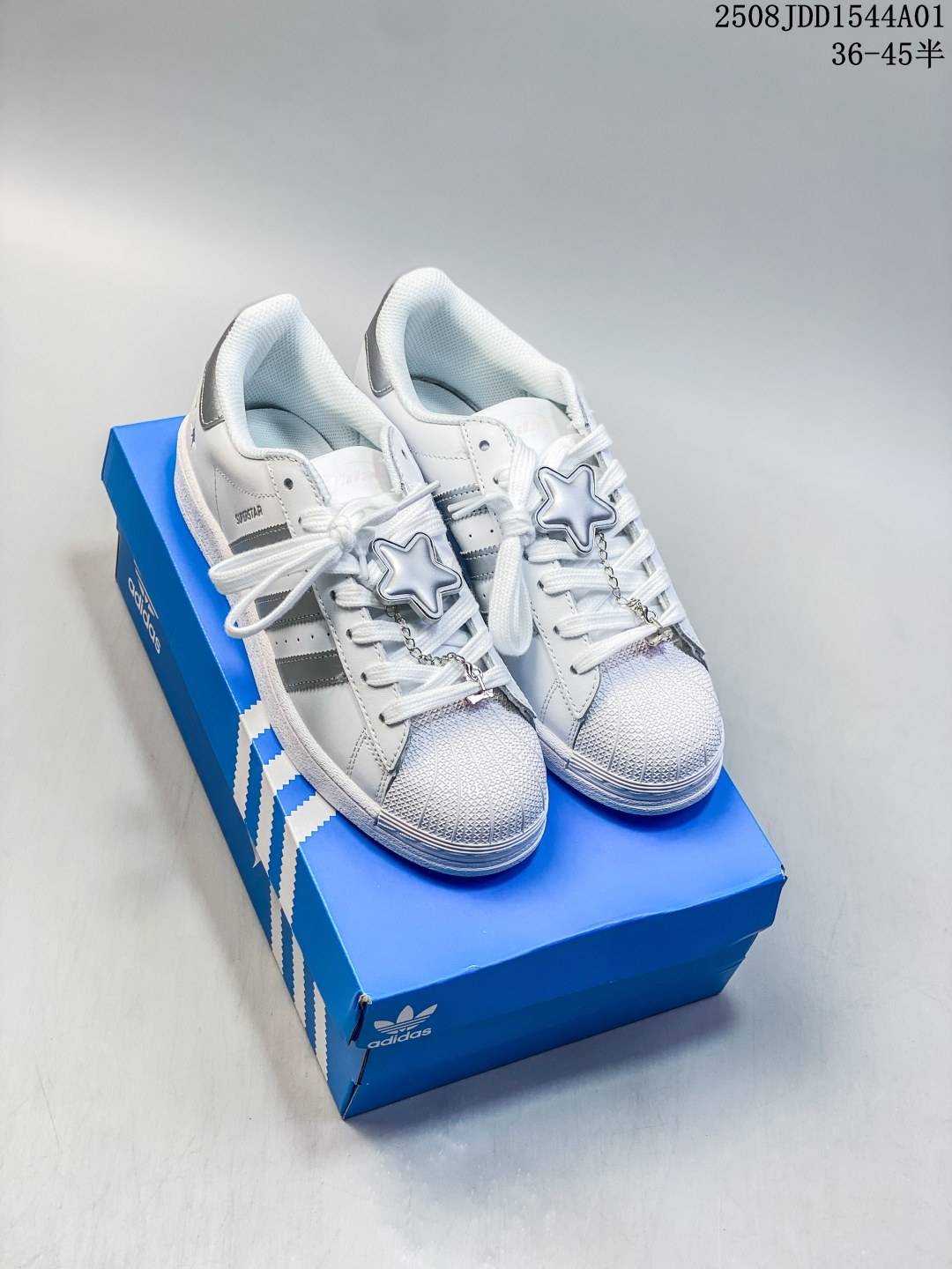 💰150 公司级 ✅Adidas Originals Superstar 阿迪达斯 三叶草 贝壳头’DIY’系列低帮经典百搭休闲运动板鞋
货号:XS0012
尺码:36 36.5 37 38 38.5 39 40 40.5 41 42 42.5 43 44 45
编码：08JDD1544A01