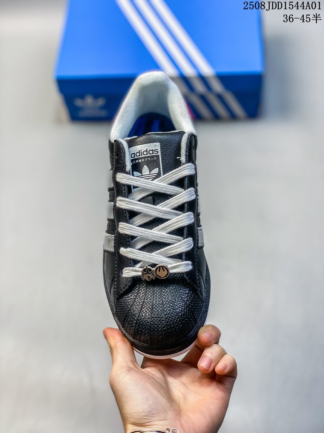 💰150 公司级 ✅Adidas Originals Superstar 阿迪达斯 三叶草 贝壳头’DIY’系列低帮经典百搭休闲运动板鞋
货号:XS0012
尺码:36 36.5 37 38 38.5 39 40 40.5 41 42 42.5 43 44 45
编码：08JDD1544A01