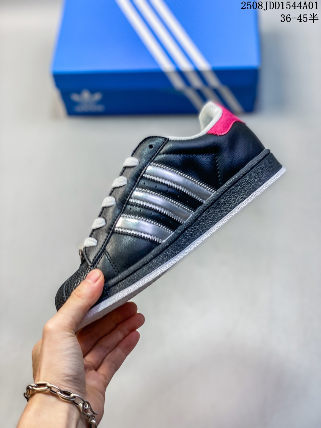💰150 公司级 ✅Adidas Originals Superstar 阿迪达斯 三叶草 贝壳头’DIY’系列低帮经典百搭休闲运动板鞋
货号:XS0012
尺码:36 36.5 37 38 38.5 39 40 40.5 41 42 42.5 43 44 45
编码：08JDD1544A01