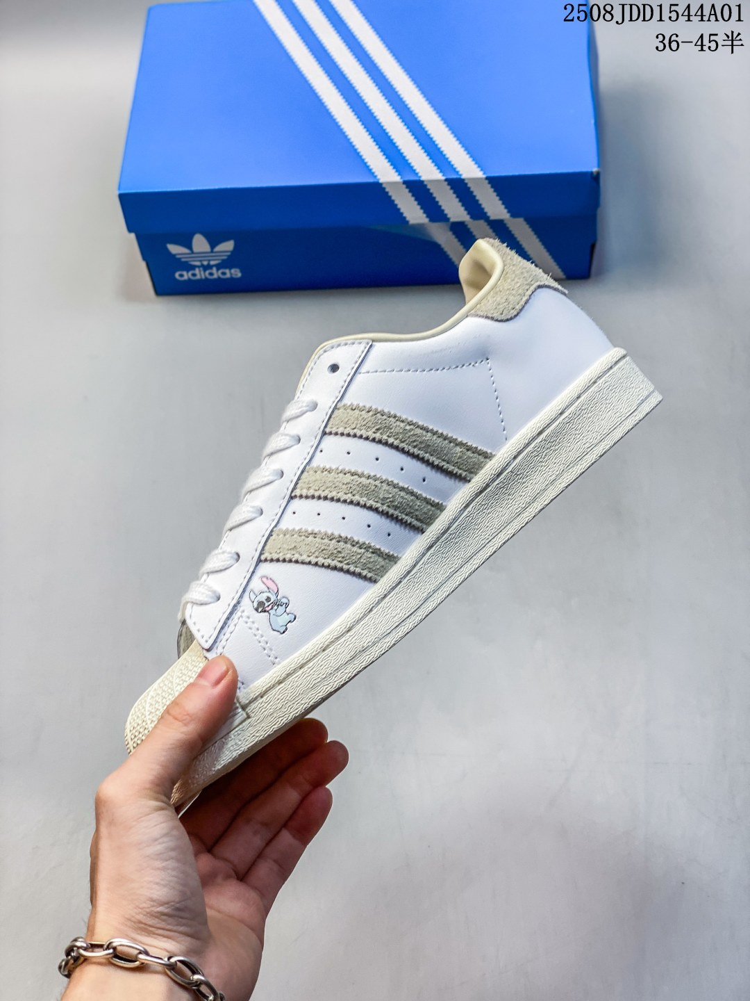 💰150 公司级 ✅Adidas Originals Superstar 阿迪达斯 三叶草 贝壳头’DIY’系列低帮经典百搭休闲运动板鞋
货号:XS0012
尺码:36 36.5 37 38 38.5 39 40 40.5 41 42 42.5 43 44 45
编码：08JDD1544A01
