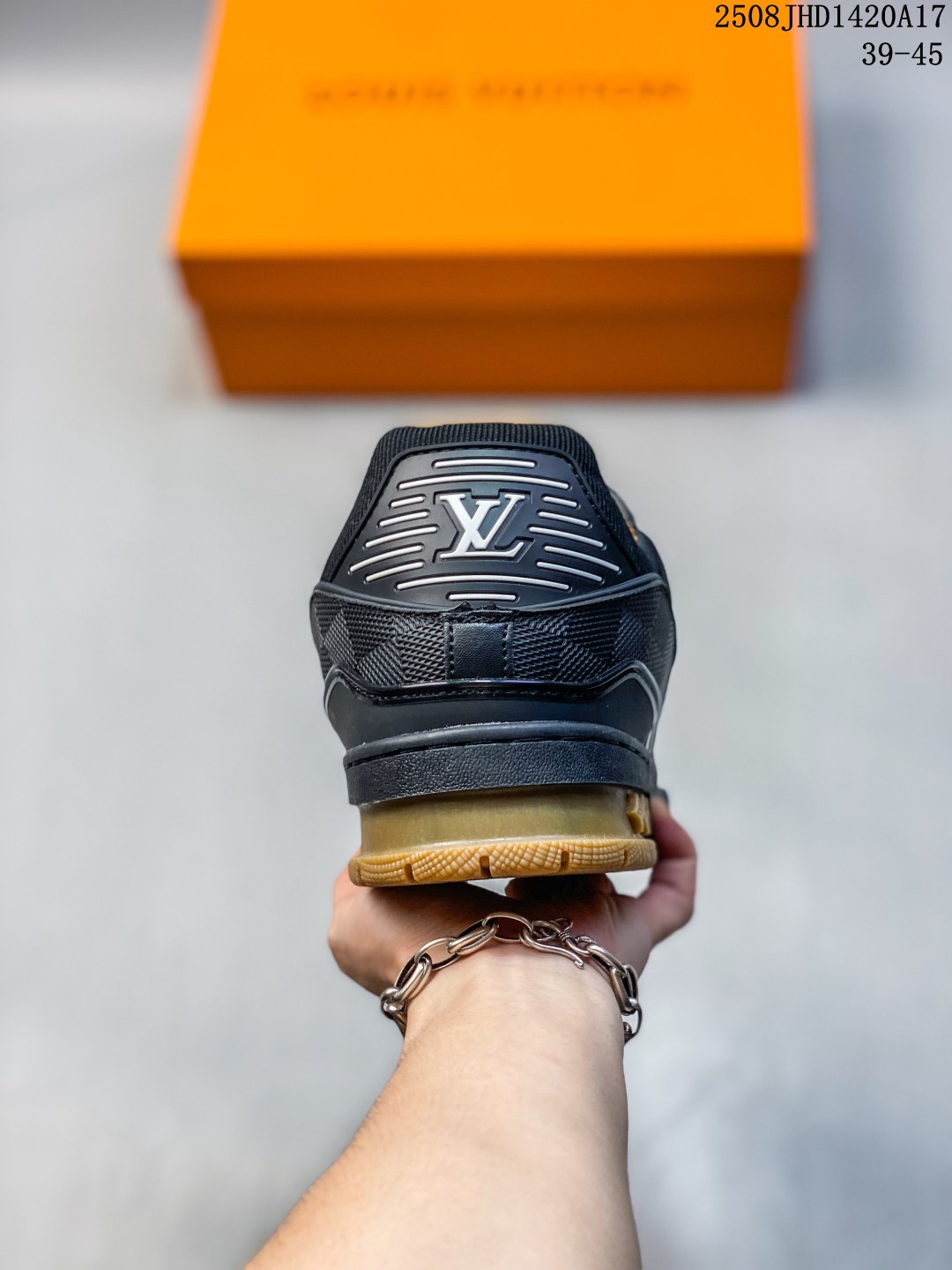 ❤️230包邮/原单代购级别
Louis Vuitton/路易威登 广东原产，采用皮革鞋面材质，，内里全小羊皮打造及去味海玻璃脚垫，外置耐磨橡胶大底❗全新LV路易威登Louis Vuitton Remarque Low经典低帮系带休闲运动百搭板鞋 
尺码：如图
编码：08JHD1420A17