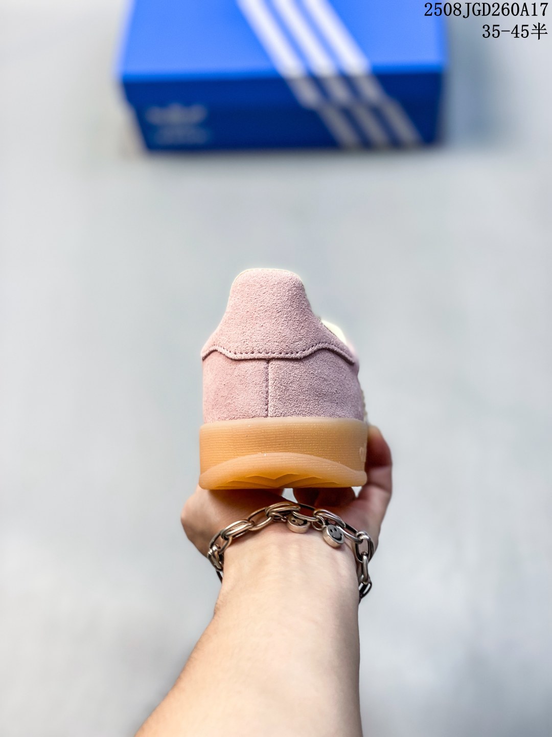 ❤️220包邮/原单代购级别
  adidas originals Gazelle Indoor 粉色
此款鞋延续了橡胶外底和经典款式的传统。优质绒面革鞋面和标志性的3条纹采用明亮的对比色，为久经考验的外观带来俏皮、富有表现力的饰面。
尺码：见图
编码：08JGD260A17