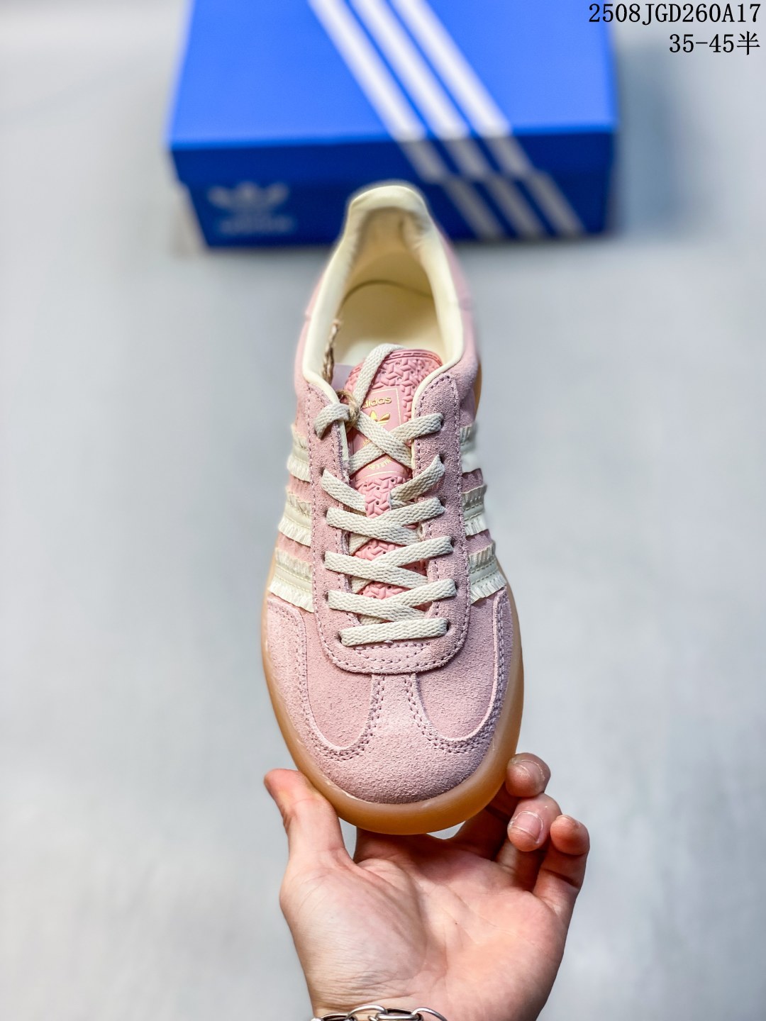 ❤️220包邮/原单代购级别
  adidas originals Gazelle Indoor 粉色
此款鞋延续了橡胶外底和经典款式的传统。优质绒面革鞋面和标志性的3条纹采用明亮的对比色，为久经考验的外观带来俏皮、富有表现力的饰面。
尺码：见图
编码：08JGD260A17