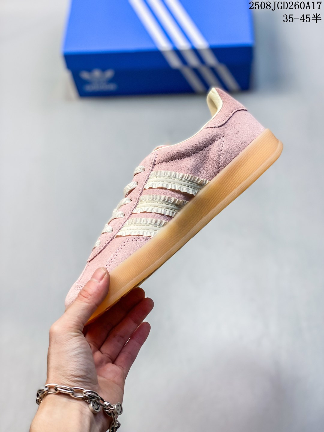 ❤️220包邮/原单代购级别
  adidas originals Gazelle Indoor 粉色
此款鞋延续了橡胶外底和经典款式的传统。优质绒面革鞋面和标志性的3条纹采用明亮的对比色，为久经考验的外观带来俏皮、富有表现力的饰面。
尺码：见图
编码：08JGD260A17
