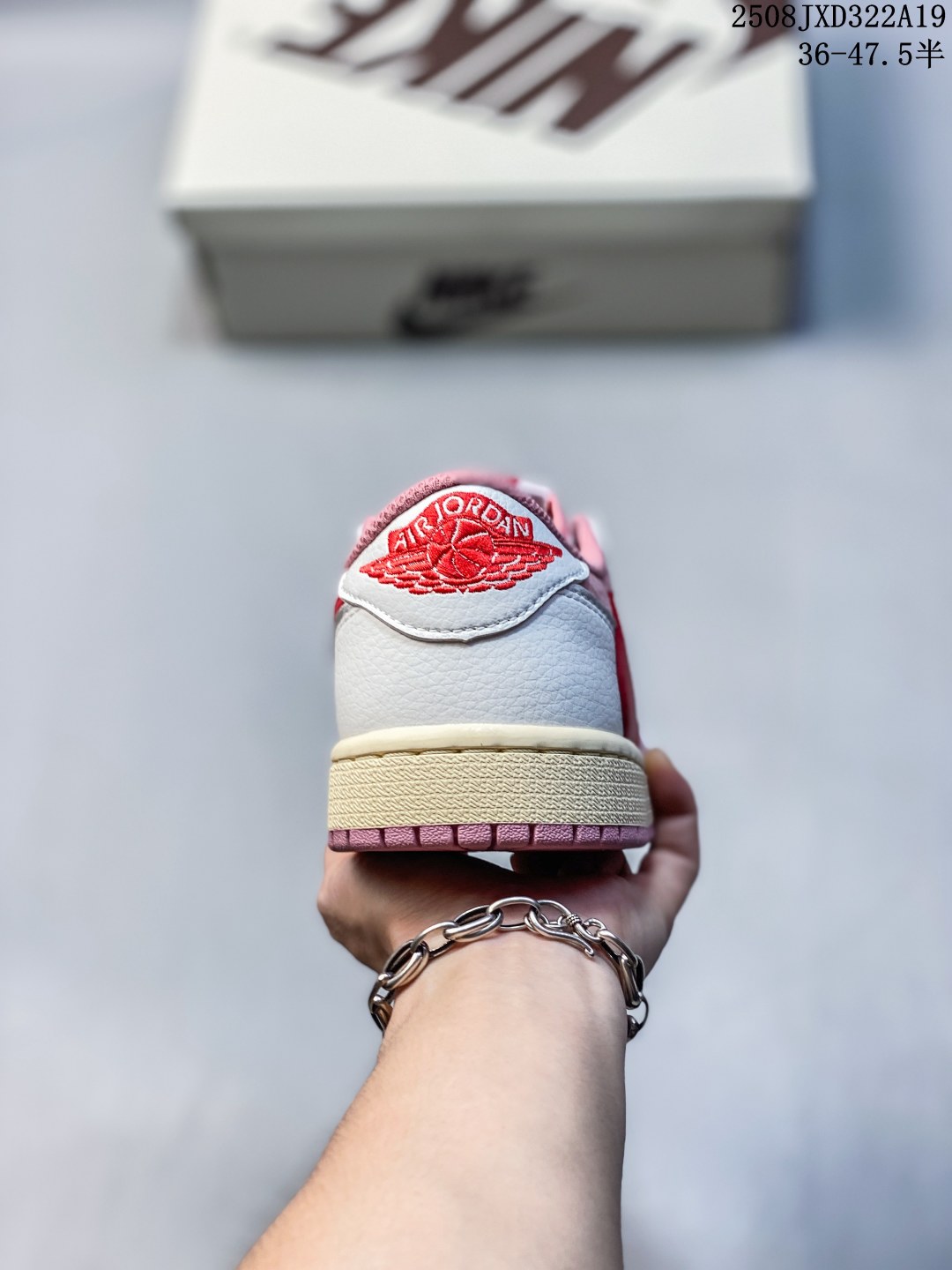 ❤️240包邮/原单代购级别
耐克Travis Scott x Nike Air Jordan 1 Low OG SP"Black/Red"AJ1乔丹一代经典低帮文化百搭休闲运动篮球鞋“TS联名闪电黑红倒钩”当红嘻哈歌手特拉维斯·斯科特携手藤原浩主理品牌fragment design x 采用荔枝纹头层皮革鞋面材质#中底注胶孔及缜密中底拉帮工艺#内置气垫及耐磨橡胶大底❗
货号:DM7866-160
尺码:36 36.5 37.5 38 38.5 39 40 40.5 41 42 42.5 43 44 44.5 45 45.5 46 47
08JXD322A19