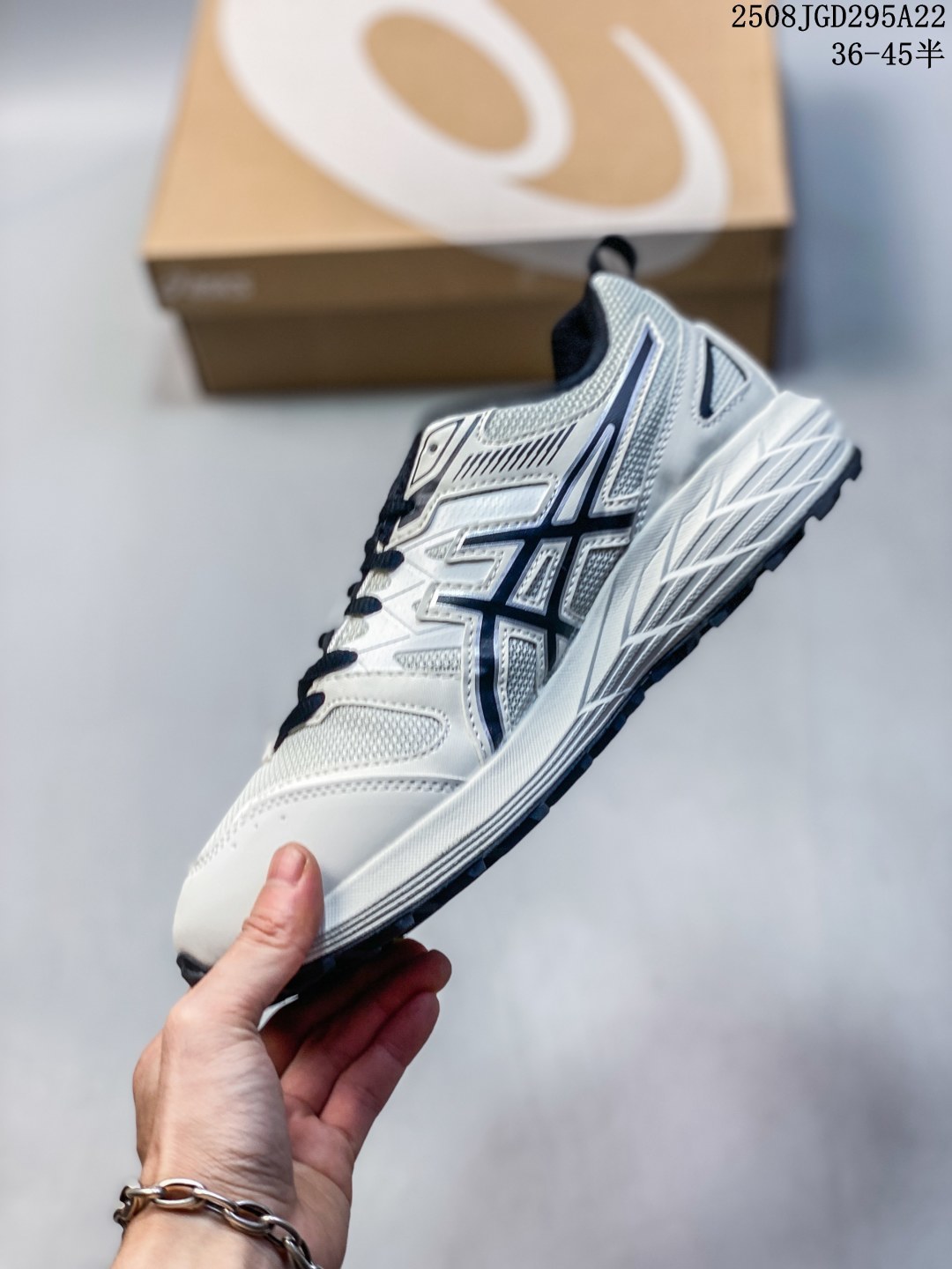 💰140
亚瑟士 ASICS GEL-SONOMA CN 轻盈舒适耐磨透气 低帮 洞洞鞋 凉鞋 复古缓震越野运动鞋1012B584-021🔥 硬核户外党必入的3大理由✅ “踩碎石如平地”的抓地黑科技，独家 **AHAR耐磨外底** +逆向齿纹设计，实测雨后青石板路零打滑！陡坡下冲时脚掌像被“钉”在地面，防滑性能吊打普通跑鞋✅ GEL缓震+透气网布的“矛盾组合”**后跟内置 **亚瑟士GEL胶**，跳落差2米的岩石地膝盖无震感；鞋头却用 **mono纱透气网布**，38℃高温徒步也不闷脚✅ 轻到能追山羊的越野神器，单只鞋仅285g（男码42），比一瓶矿泉水还轻！周末穿越10公里山林，脚踝毫无拖坠感，灵活度堪比轻量化登山鞋。  #户外跑鞋户外越野跑鞋  #越野跑山鞋  #户外跑鞋  #亚瑟士跑步鞋🔥春日的微风轻拂，大地被温柔地唤醒，正是踏青出行的好时节。如果你还在为选择一双适合春日出行的鞋子而烦恼，那么亚瑟士ASICS越野跑鞋GEL-SONOMA CN绝对值得一试！

货号:  1012B584-021
尺码:  36-45含半码
编码:  ERWB0821
08JGD295A22
