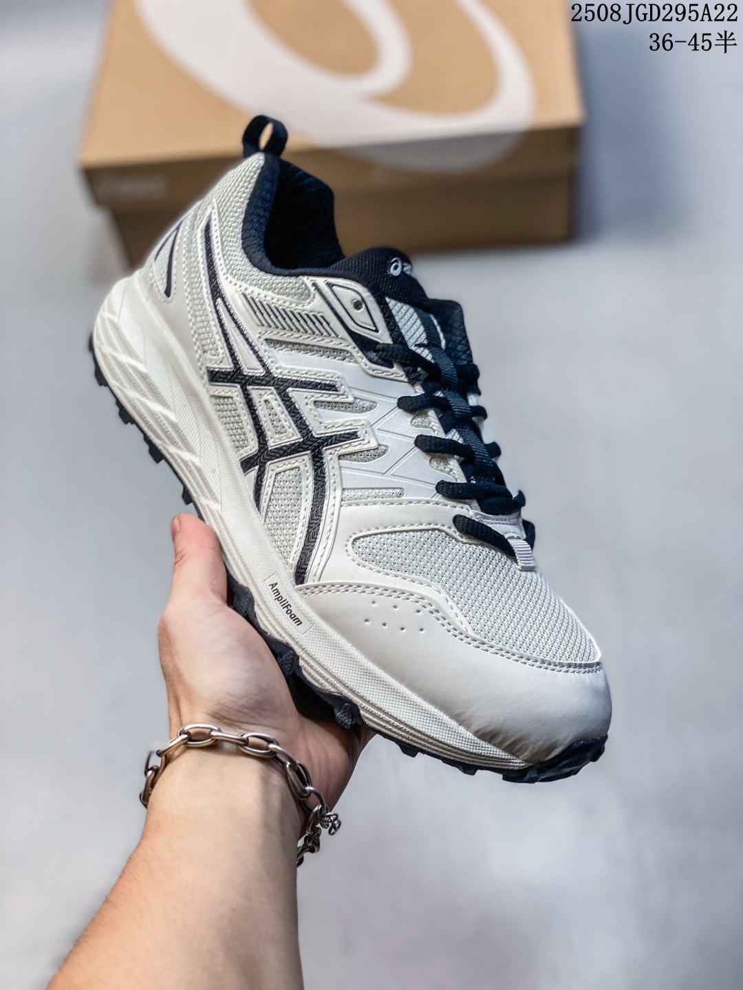 💰120
亚瑟士 ASICS GEL-SONOMA CN 轻盈舒适耐磨透气 低帮 洞洞鞋 凉鞋 复古缓震越野运动鞋1012B584-021🔥 硬核户外党必入的3大理由✅ “踩碎石如平地”的抓地黑科技，独家 **AHAR耐磨外底** +逆向齿纹设计，实测雨后青石板路零打滑！陡坡下冲时脚掌像被“钉”在地面，防滑性能吊打普通跑鞋✅ GEL缓震+透气网布的“矛盾组合”**后跟内置 **亚瑟士GEL胶**，跳落差2米的岩石地膝盖无震感；鞋头却用 **mono纱透气网布**，38℃高温徒步也不闷脚✅ 轻到能追山羊的越野神器，单只鞋仅285g（男码42），比一瓶矿泉水还轻！周末穿越10公里山林，脚踝毫无拖坠感，灵活度堪比轻量化登山鞋。  #户外跑鞋户外越野跑鞋  #越野跑山鞋  #户外跑鞋  #亚瑟士跑步鞋🔥春日的微风轻拂，大地被温柔地唤醒，正是踏青出行的好时节。如果你还在为选择一双适合春日出行的鞋子而烦恼，那么亚瑟士ASICS越野跑鞋GEL-SONOMA CN绝对值得一试！

货号:  1012B584-021
尺码:  36-45含半码
编码:  ERWB0821
08JGD295A22