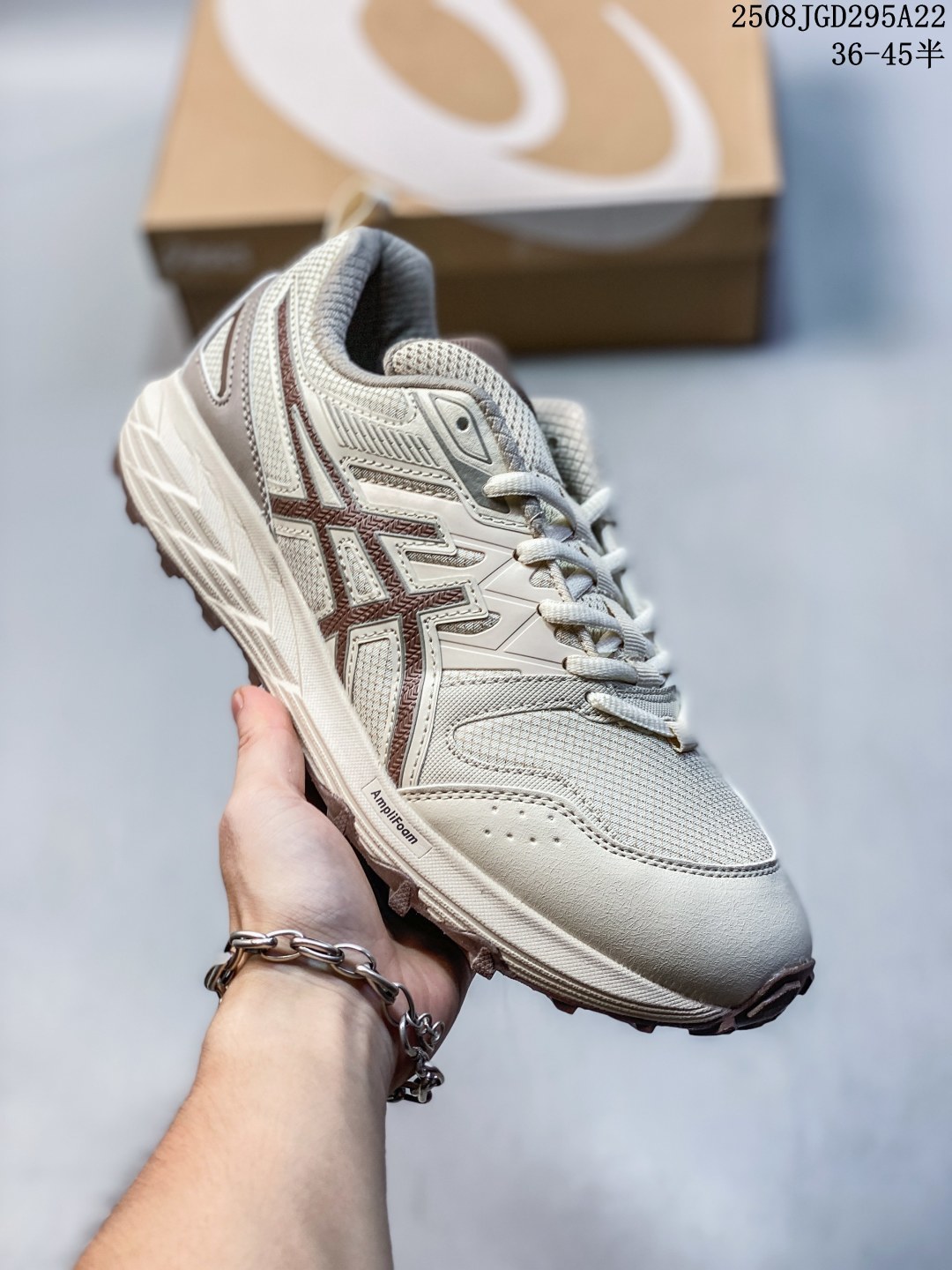 💰120
亚瑟士 ASICS GEL-SONOMA CN 轻盈舒适耐磨透气 低帮 洞洞鞋 凉鞋 复古缓震越野运动鞋1012B584-021🔥 硬核户外党必入的3大理由✅ “踩碎石如平地”的抓地黑科技，独家 **AHAR耐磨外底** +逆向齿纹设计，实测雨后青石板路零打滑！陡坡下冲时脚掌像被“钉”在地面，防滑性能吊打普通跑鞋✅ GEL缓震+透气网布的“矛盾组合”**后跟内置 **亚瑟士GEL胶**，跳落差2米的岩石地膝盖无震感；鞋头却用 **mono纱透气网布**，38℃高温徒步也不闷脚✅ 轻到能追山羊的越野神器，单只鞋仅285g（男码42），比一瓶矿泉水还轻！周末穿越10公里山林，脚踝毫无拖坠感，灵活度堪比轻量化登山鞋。  #户外跑鞋户外越野跑鞋  #越野跑山鞋  #户外跑鞋  #亚瑟士跑步鞋🔥春日的微风轻拂，大地被温柔地唤醒，正是踏青出行的好时节。如果你还在为选择一双适合春日出行的鞋子而烦恼，那么亚瑟士ASICS越野跑鞋GEL-SONOMA CN绝对值得一试！

货号:  1012B584-021
尺码:  36-45含半码
编码:  ERWB0821
08JGD295A22