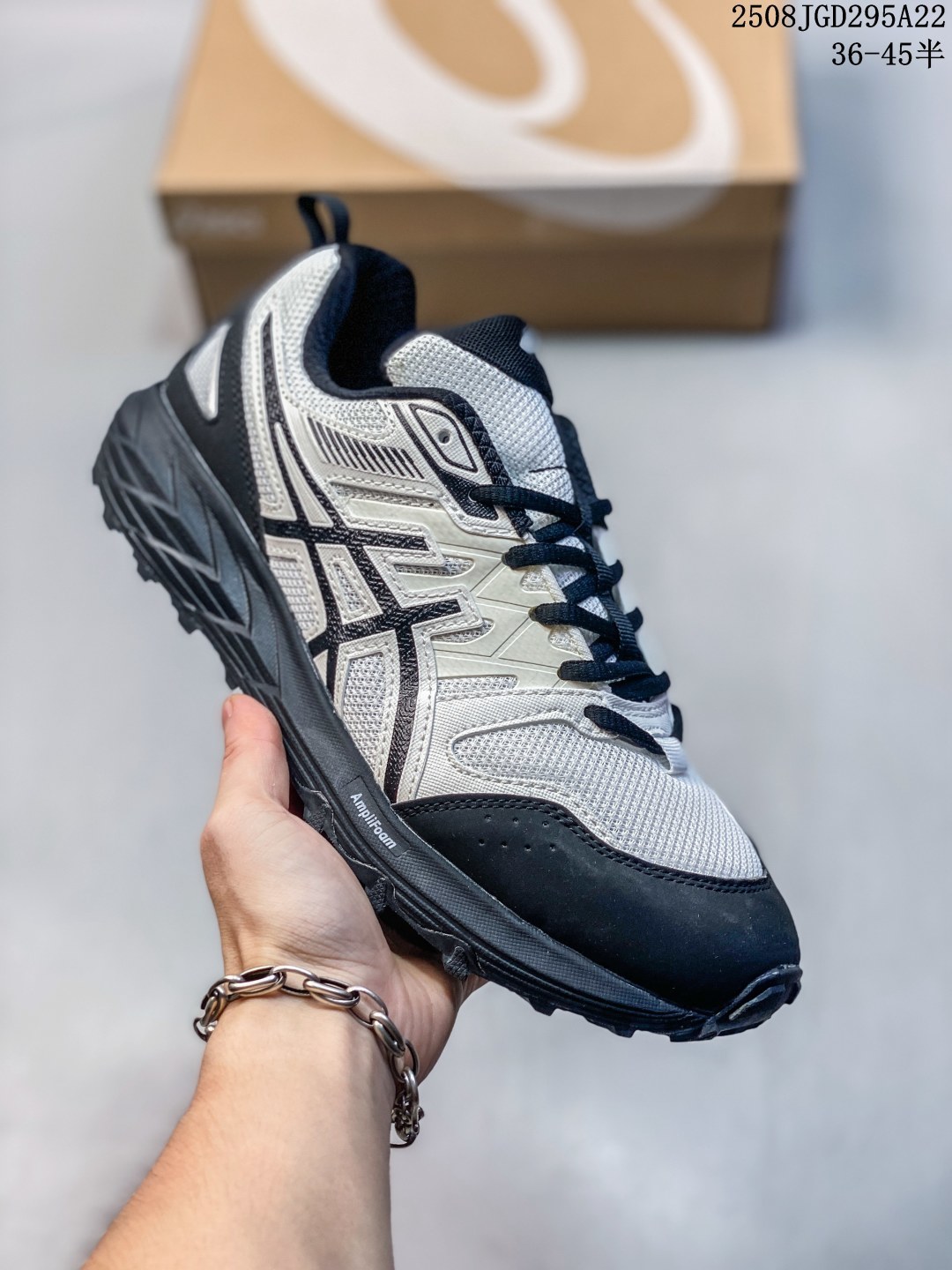 💰120
亚瑟士 ASICS GEL-SONOMA CN 轻盈舒适耐磨透气 低帮 洞洞鞋 凉鞋 复古缓震越野运动鞋1012B584-021🔥 硬核户外党必入的3大理由✅ “踩碎石如平地”的抓地黑科技，独家 **AHAR耐磨外底** +逆向齿纹设计，实测雨后青石板路零打滑！陡坡下冲时脚掌像被“钉”在地面，防滑性能吊打普通跑鞋✅ GEL缓震+透气网布的“矛盾组合”**后跟内置 **亚瑟士GEL胶**，跳落差2米的岩石地膝盖无震感；鞋头却用 **mono纱透气网布**，38℃高温徒步也不闷脚✅ 轻到能追山羊的越野神器，单只鞋仅285g（男码42），比一瓶矿泉水还轻！周末穿越10公里山林，脚踝毫无拖坠感，灵活度堪比轻量化登山鞋。  #户外跑鞋户外越野跑鞋  #越野跑山鞋  #户外跑鞋  #亚瑟士跑步鞋🔥春日的微风轻拂，大地被温柔地唤醒，正是踏青出行的好时节。如果你还在为选择一双适合春日出行的鞋子而烦恼，那么亚瑟士ASICS越野跑鞋GEL-SONOMA CN绝对值得一试！

货号:  1012B584-021
尺码:  36-45含半码
编码:  ERWB0821
08JGD295A22