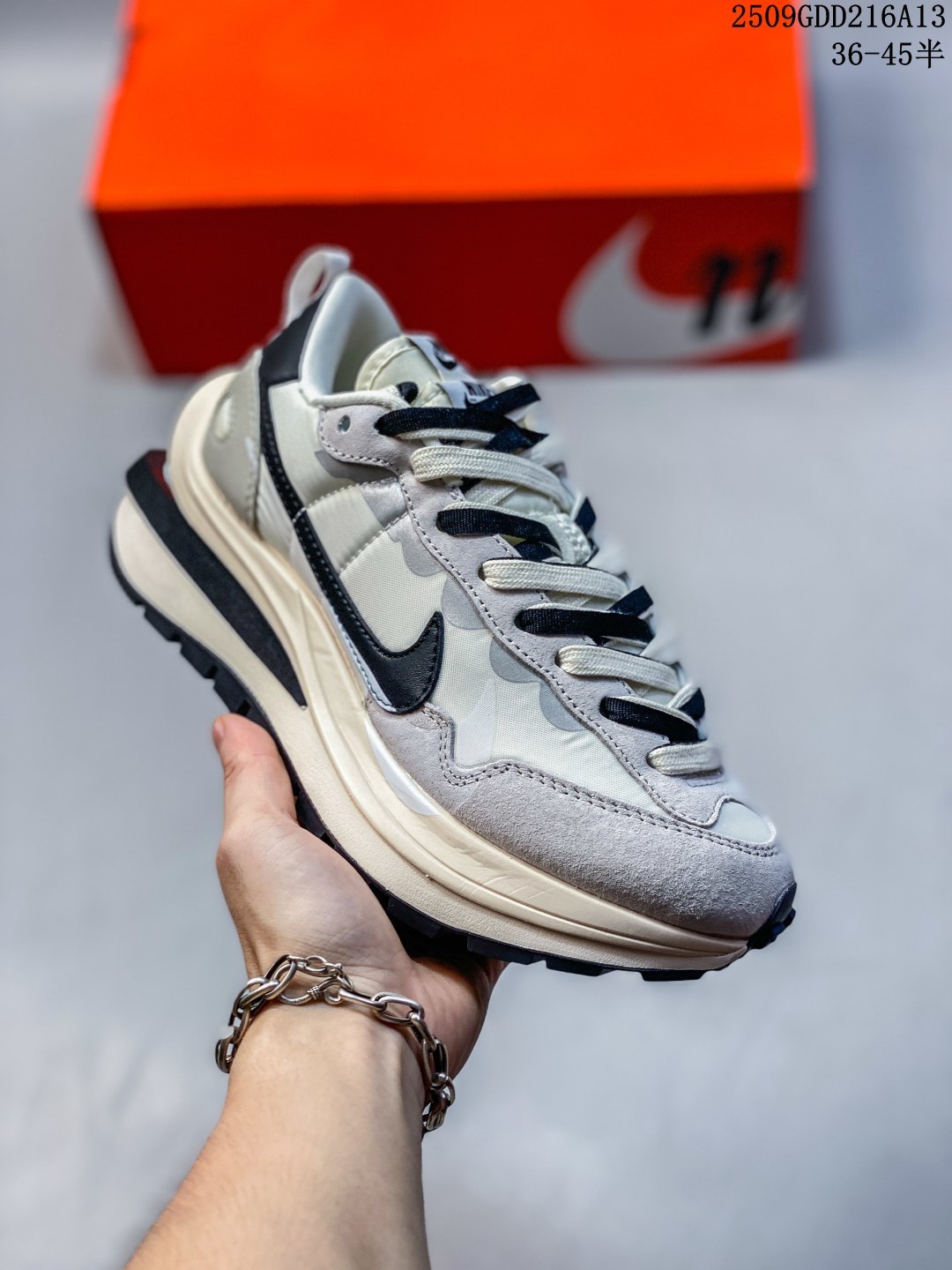 耐克Sacai X NIKe regasus vaporrly SP 华夫双勾三代3.0走秀 鞋身材质由翻毛皮和透气网布共同打造.熟悉的解构手法、重叠Swoosh、双重鞋舌、鞋带以及后跟SACAI字体都悉数保留,最大亮点在于,本次鞋底变本加厉,层数更多!简直和巴黎世家的TripleS有一拼,增高效果妥妥的.CV1363-700 带半码· 编码:09GDD216A13