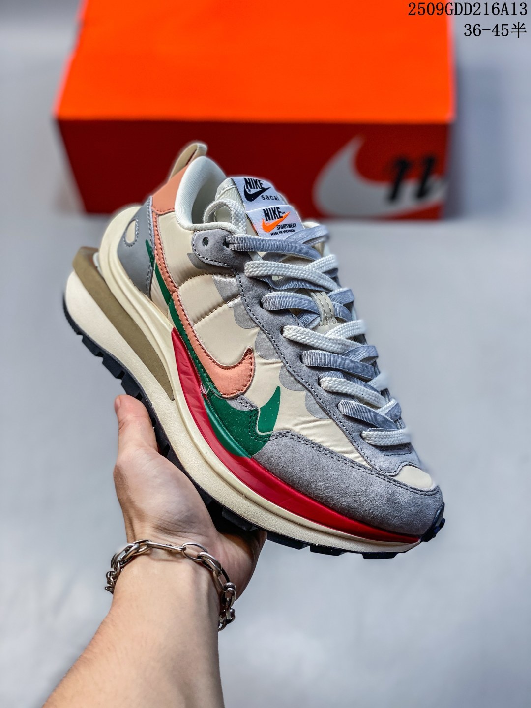 耐克Sacai X NIKe regasus vaporrly SP 华夫双勾三代3.0走秀 鞋身材质由翻毛皮和透气网布共同打造.熟悉的解构手法、重叠Swoosh、双重鞋舌、鞋带以及后跟SACAI字体都悉数保留,最大亮点在于,本次鞋底变本加厉,层数更多!简直和巴黎世家的TripleS有一拼,增高效果妥妥的.CV1363-700 带半码· 编码:09GDD216A13