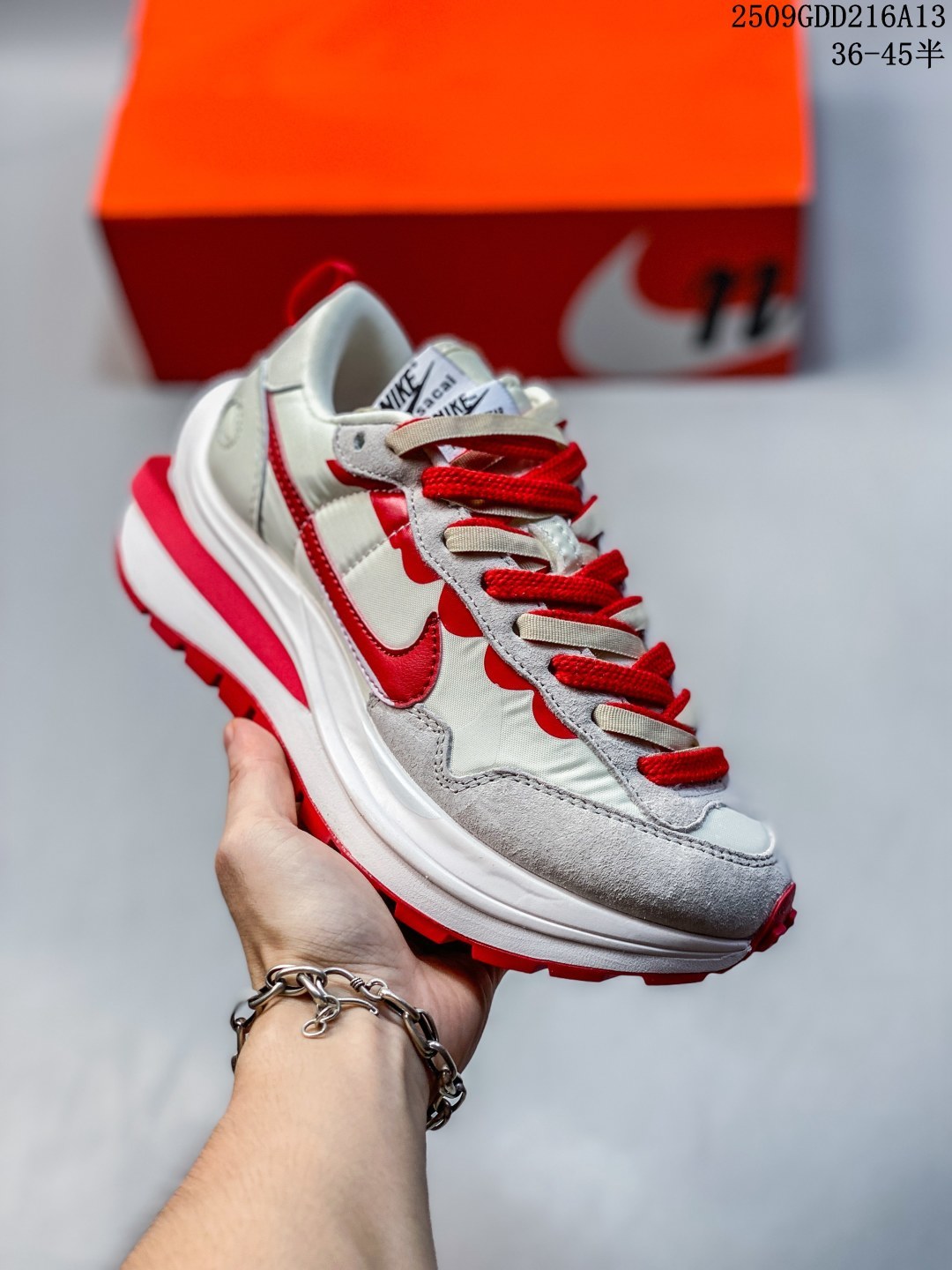 耐克Sacai X NIKe regasus vaporrly SP 华夫双勾三代3.0走秀 鞋身材质由翻毛皮和透气网布共同打造.熟悉的解构手法、重叠Swoosh、双重鞋舌、鞋带以及后跟SACAI字体都悉数保留,最大亮点在于,本次鞋底变本加厉,层数更多!简直和巴黎世家的TripleS有一拼,增高效果妥妥的.CV1363-700 带半码· 编码:09GDD216A13