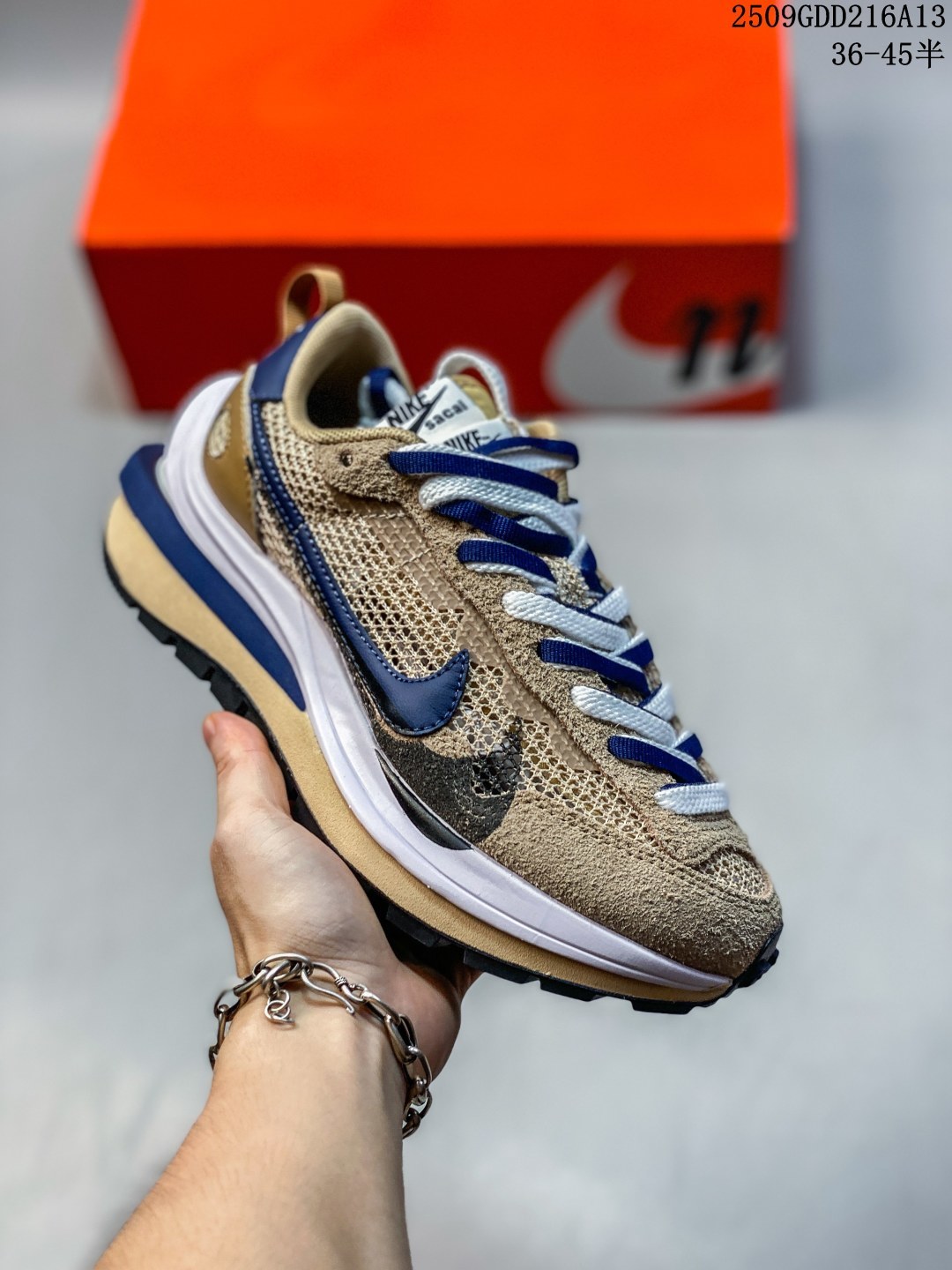 耐克Sacai X NIKe regasus vaporrly SP 华夫双勾三代3.0走秀 鞋身材质由翻毛皮和透气网布共同打造.熟悉的解构手法、重叠Swoosh、双重鞋舌、鞋带以及后跟SACAI字体都悉数保留,最大亮点在于,本次鞋底变本加厉,层数更多!简直和巴黎世家的TripleS有一拼,增高效果妥妥的.CV1363-700 带半码· 编码:09GDD216A13