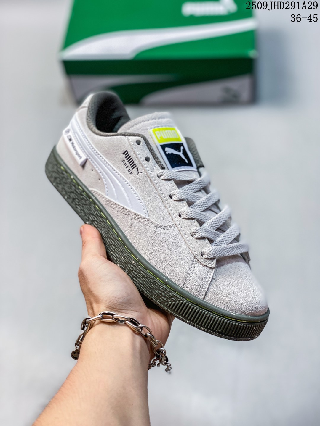 💰130
PUMA彪马 puma white rice-dark grey新款男女同款复古休闲板鞋面包鞋
鞋面采用优质麂皮材质，鞋带加宽加厚设计，鞋舌有PUMA标志和跃动飞豹图案，鞋底采用白色橡胶材质，底部有几何纹理图案设计，整体造型圆润饱满，蓝色鞋身展现活力与运动感，白色点缀增添简洁千净的视觉效果，是一款时尚潮流的休闲运动鞋。
货号:396057-01
尺码:36～45
编码：09JGD291A29