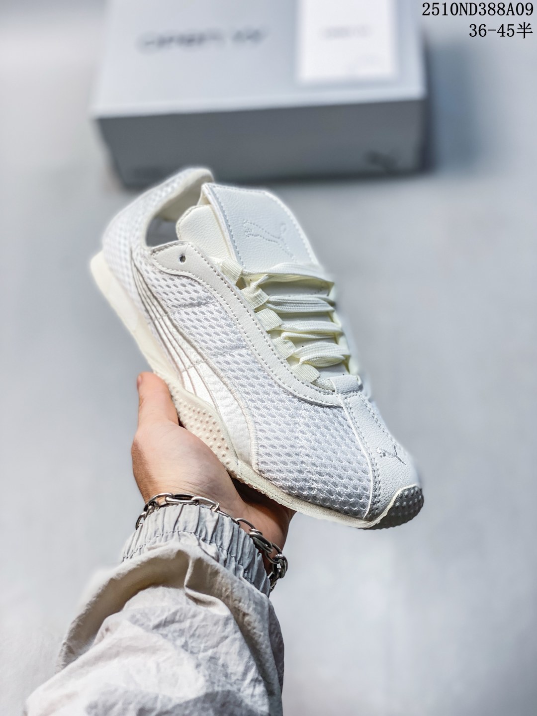 💰90
PUMA 推出全新「H-Street」运动鞋PUMA彪马 H-STREET 薄底鞋 德训 舒适时尚 耐磨 低帮 生活休闲鞋 男女同款整体进行了丰富的细节升级，大面积网眼很柔软 保证了透气性的同时，上脚非常轻盈 超百搭的鞋型日常出街无压力～#打工人的夏日通勤鞋  #复古薄底德训鞋😙 #上得物入手好鞋子  #超百搭复古板鞋  #今天只晒鞋

尺码:  36-45含半码
10ND388A09