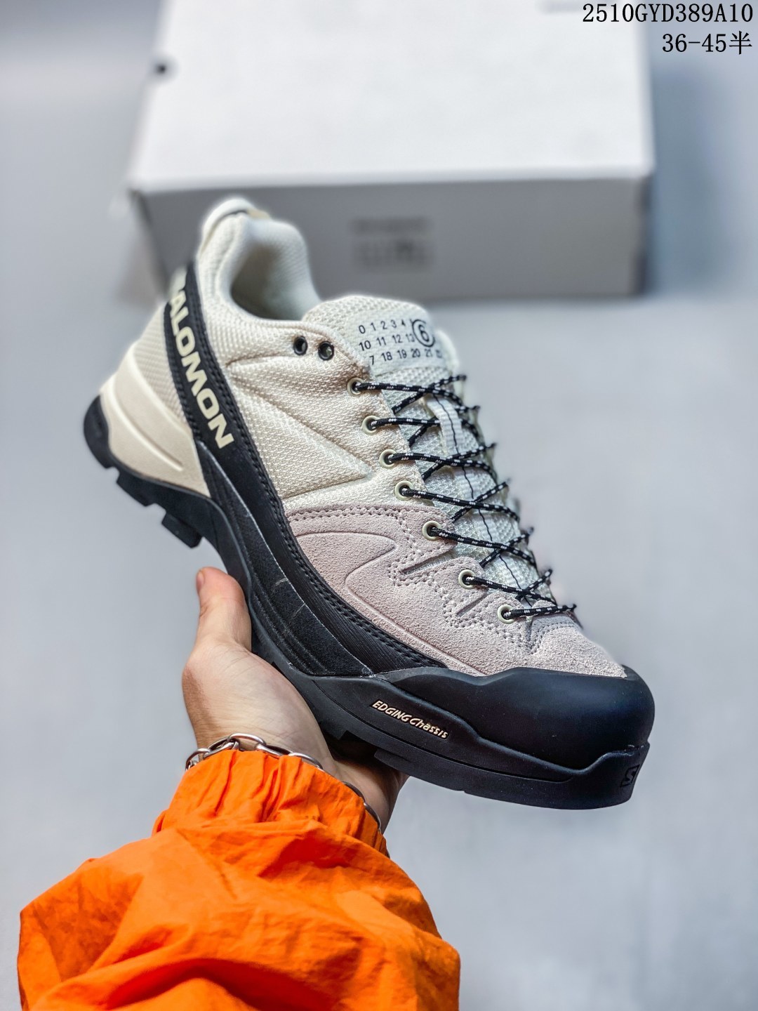 💰220 240
纯原顶级版本 Salomon 𝐱 MM6
萨洛蒙联名马吉拉 X-Alp系列 情侣款 户外 休闲 运动鞋
原版购入开发 做货 这款由MM6全新演绎的X-AIp专注于其空气动力学的外观上,标志性白色与奶油色带来都市风格。
鞋舌上的MM6 数字标志就像一枚手工印章,与SALOMON大胆而高科技的LOGO相得益彰。
另一双则以纯粹的黑色打造,突出富质感的细节,标志性运动鞋被提炼为新的都市经典 为 SALOMON带来静谧气息 配送专柜精美包装
面料: 原版进口牛皮+透气网面 内里:原版进口透气网里 鞋底:原版开模防滑橡胶大底
尺码:如图