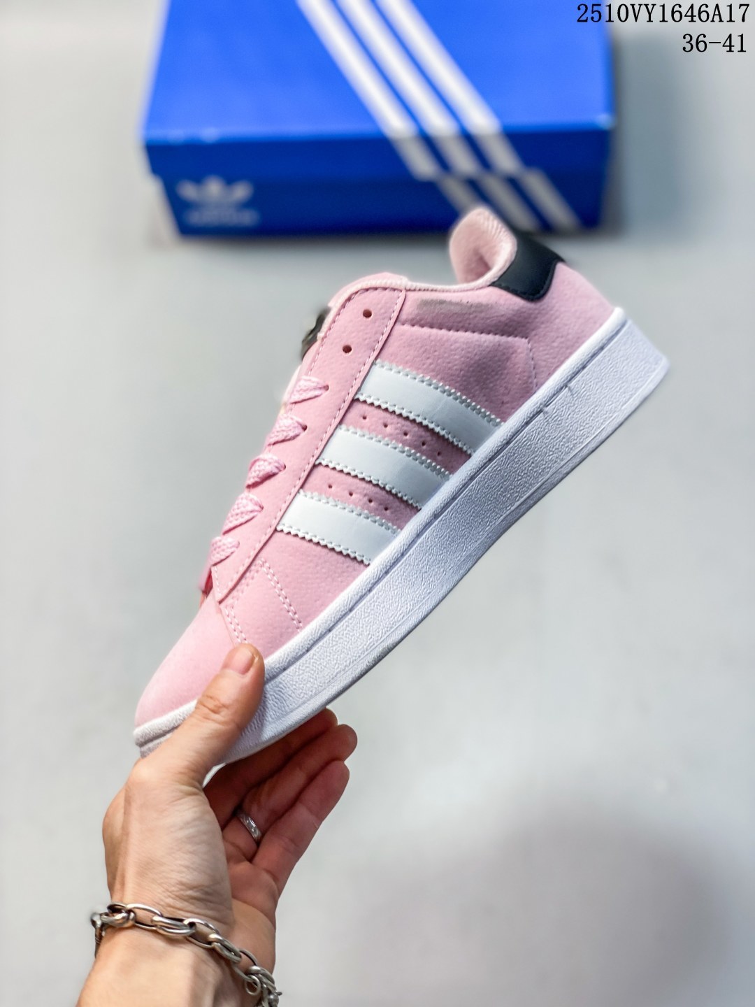 💰75 ✨Adidas originals Campus 00s 阿迪campus潮流复古休闲板鞋🔥adidas Campus系列，生生不息的经典之作⚡️初次问世于篮球赛场，后破圈而出，摇身一变成为跨界宠儿✅这款Campus 00s千禧风经典鞋，一反原作设计理念，在校园风配色之上加入曲线元素，通过比例调整呈现个性风格，独具匠心🌟渐变色绒面革鞋面，搭配细腻的米白色中底，与Campus经典风格一脉相承🈴️部分采用再生材料，来自边角余料和消费后废旧衣物等废弃物，旨在减少生产原生材料对环境的影响‼️ 货号：GY6434 Size：36 36⅔ 37⅓ 38 38⅔ 39⅓ 40 40⅔ 41⅓ 42 42⅔ 43⅓ 44 45 编码：10VY1646A17