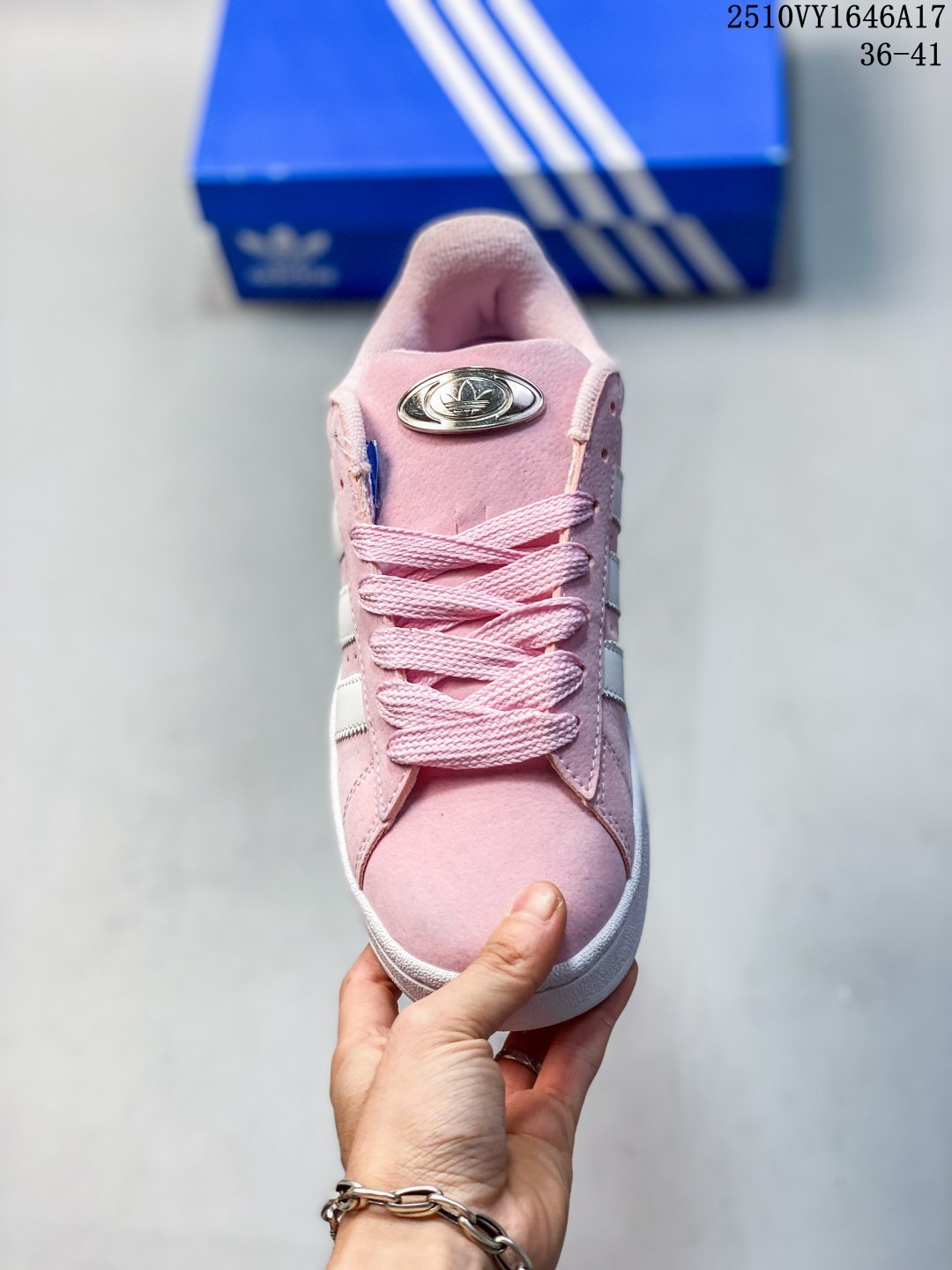 💰75 ✨Adidas originals Campus 00s 阿迪campus潮流复古休闲板鞋🔥adidas Campus系列，生生不息的经典之作⚡️初次问世于篮球赛场，后破圈而出，摇身一变成为跨界宠儿✅这款Campus 00s千禧风经典鞋，一反原作设计理念，在校园风配色之上加入曲线元素，通过比例调整呈现个性风格，独具匠心🌟渐变色绒面革鞋面，搭配细腻的米白色中底，与Campus经典风格一脉相承🈴️部分采用再生材料，来自边角余料和消费后废旧衣物等废弃物，旨在减少生产原生材料对环境的影响‼️ 货号：GY6434 Size：36 36⅔ 37⅓ 38 38⅔ 39⅓ 40 40⅔ 41⅓ 42 42⅔ 43⅓ 44 45 编码：10VY1646A17