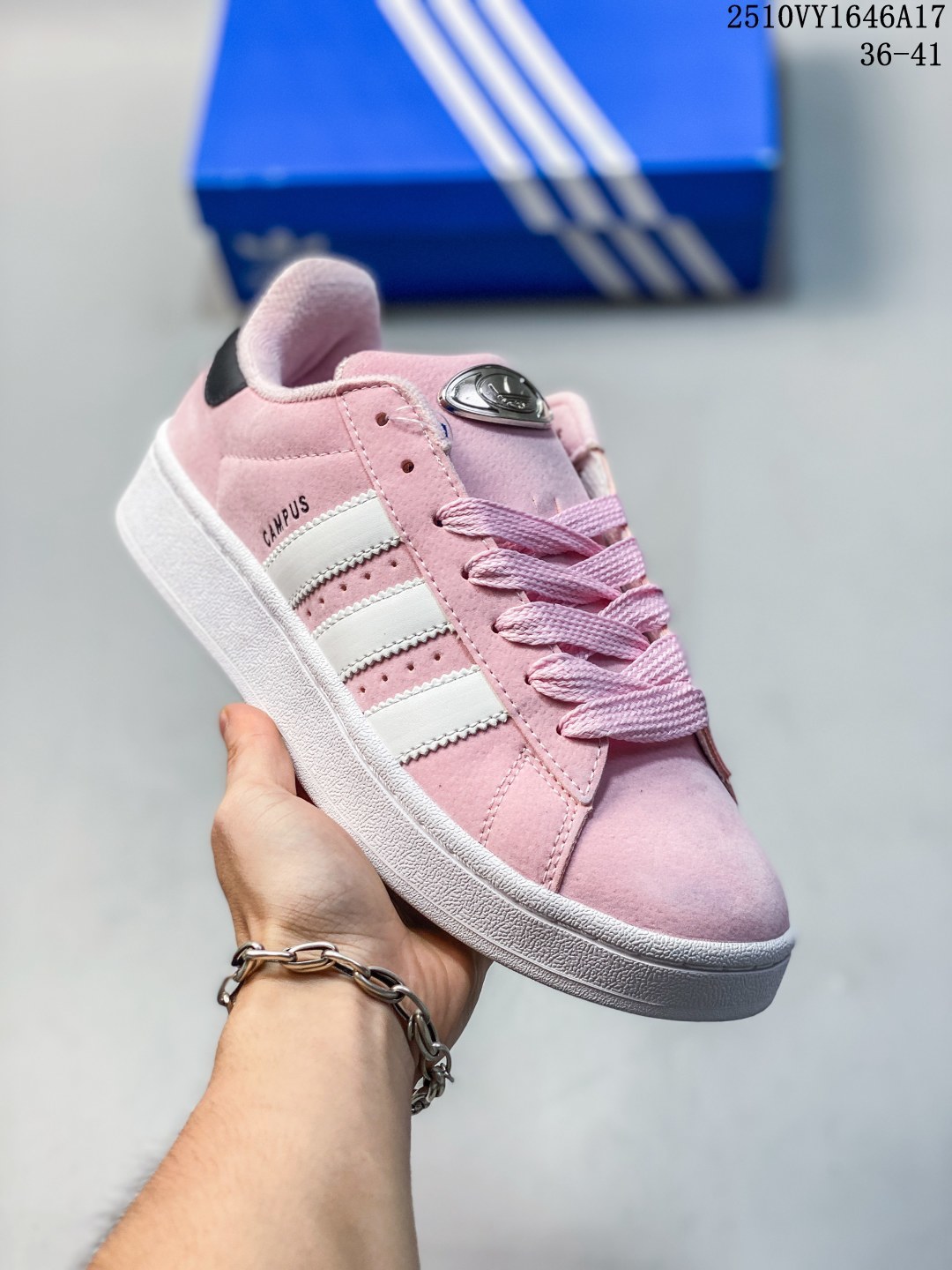 💰75 ✨Adidas originals Campus 00s 阿迪campus潮流复古休闲板鞋🔥adidas Campus系列，生生不息的经典之作⚡️初次问世于篮球赛场，后破圈而出，摇身一变成为跨界宠儿✅这款Campus 00s千禧风经典鞋，一反原作设计理念，在校园风配色之上加入曲线元素，通过比例调整呈现个性风格，独具匠心🌟渐变色绒面革鞋面，搭配细腻的米白色中底，与Campus经典风格一脉相承🈴️部分采用再生材料，来自边角余料和消费后废旧衣物等废弃物，旨在减少生产原生材料对环境的影响‼️ 货号：GY6434 Size：36 36⅔ 37⅓ 38 38⅔ 39⅓ 40 40⅔ 41⅓ 42 42⅔ 43⅓ 44 45 编码：10VY1646A17