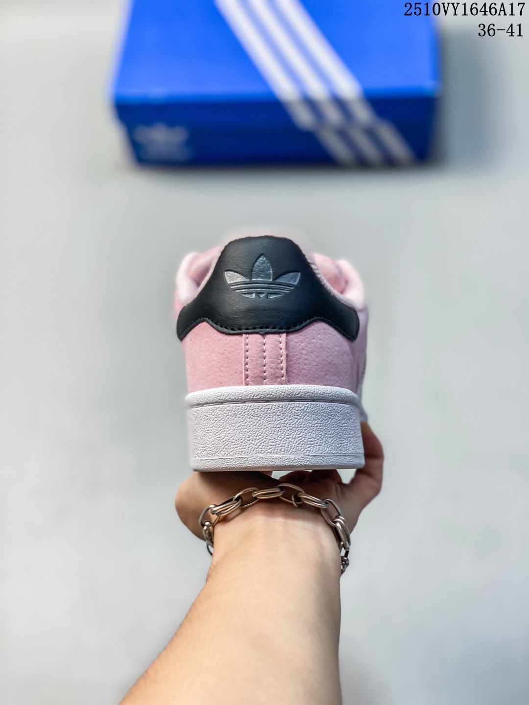 💰75 ✨Adidas originals Campus 00s 阿迪campus潮流复古休闲板鞋🔥adidas Campus系列，生生不息的经典之作⚡️初次问世于篮球赛场，后破圈而出，摇身一变成为跨界宠儿✅这款Campus 00s千禧风经典鞋，一反原作设计理念，在校园风配色之上加入曲线元素，通过比例调整呈现个性风格，独具匠心🌟渐变色绒面革鞋面，搭配细腻的米白色中底，与Campus经典风格一脉相承🈴️部分采用再生材料，来自边角余料和消费后废旧衣物等废弃物，旨在减少生产原生材料对环境的影响‼️ 货号：GY6434 Size：36 36⅔ 37⅓ 38 38⅔ 39⅓ 40 40⅔ 41⅓ 42 42⅔ 43⅓ 44 45 编码：10VY1646A17