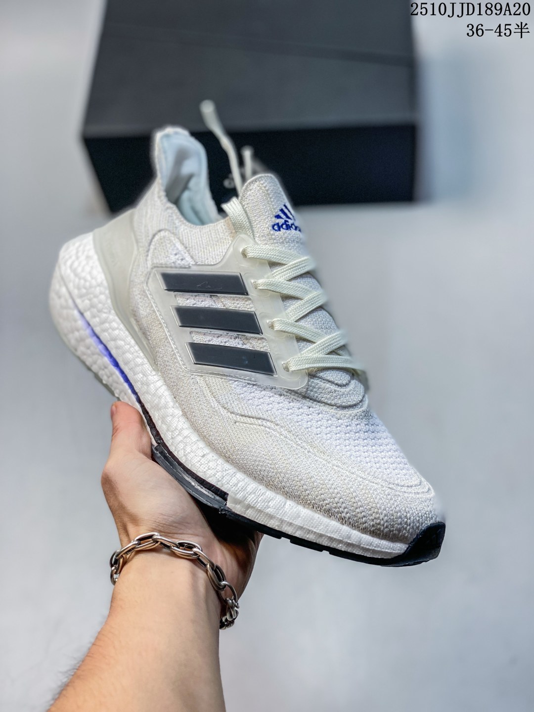 ️福利特价 公司级真爆冰点价格 ️阿迪达斯Adidas Ultraboost DNA UB21全掌爆米花休闲运动跑鞋.采用网材搭配反光皮革鞋面,配上Stretchweb网格外底和Boost中底,提供非凡穿着体验!adidas Ultra Boost 在2017年推出,其Primeknit一体化编制鞋身被赋予了崭新的立体纹路细节,更具袜套感FY0837 半 编码:10JJD189A20