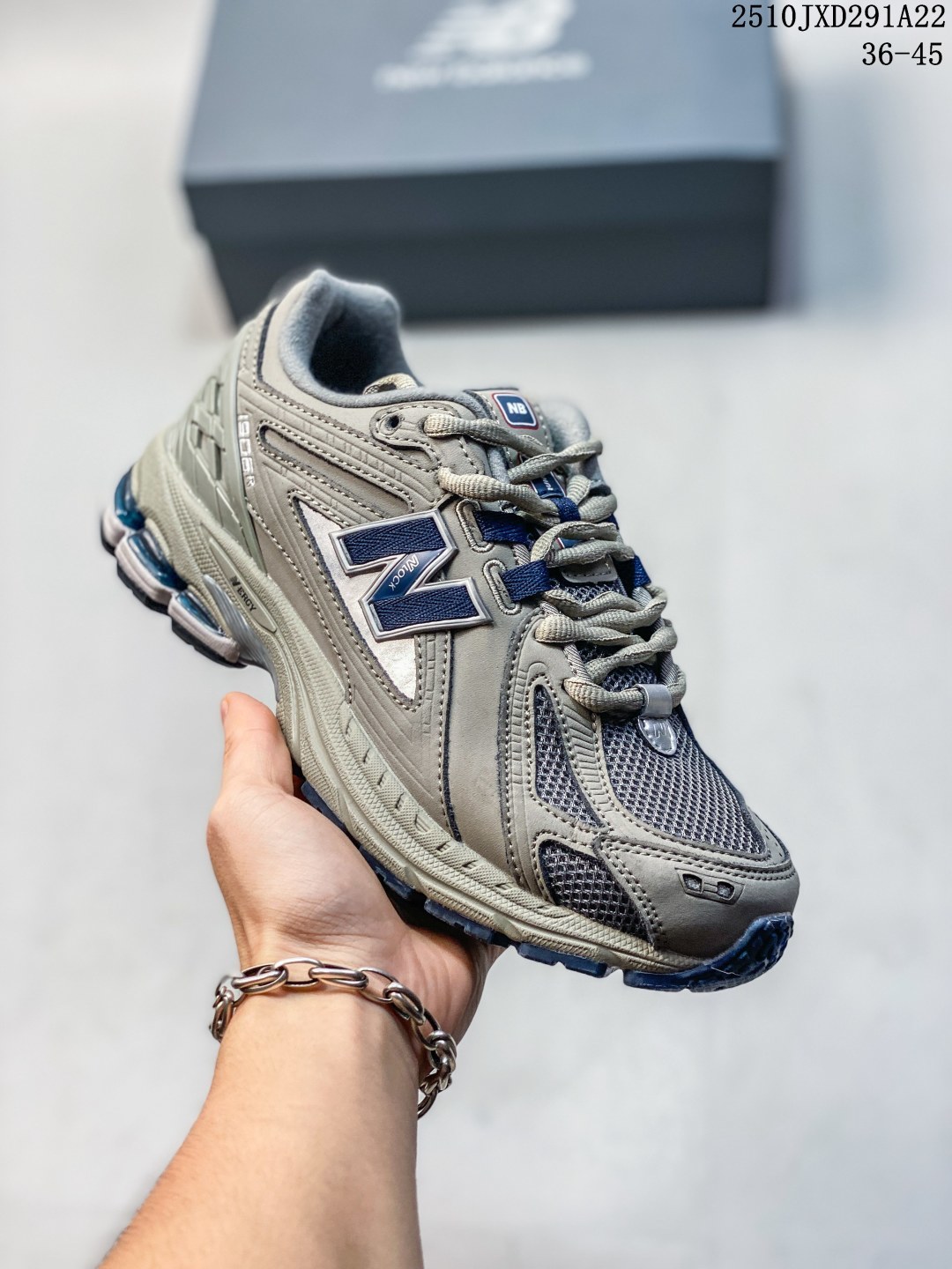 💰140
M版纯原 新百伦NB New Balance M1906AD 灰银 全套原楦原纸板原厂数据开发 进口三明治网面 原装进口皮料正确绒感卡色 正确中底拉帮中底网布细节 原厂标裁 带紫光防伪 定制后跟透明水晶模块 冲裁组合 大底贴合程度胶水上色把控完美 整洁度挑战全网艺术家 多道序QC把关品质完善 匠心打造 耗时两个月开发完成 工艺极其复杂难度可想而知 新开独立私模大底 全网唯一正确六层组合大底 高端零售专供产物 
Size：36 37 37.5 38 38.5 39 40 40.5 41 42 42.5 43 44 45
编码：10JXD291A22