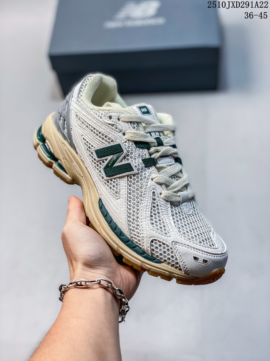 💰140
M版纯原 新百伦NB New Balance M1906AD 灰银 全套原楦原纸板原厂数据开发 进口三明治网面 原装进口皮料正确绒感卡色 正确中底拉帮中底网布细节 原厂标裁 带紫光防伪 定制后跟透明水晶模块 冲裁组合 大底贴合程度胶水上色把控完美 整洁度挑战全网艺术家 多道序QC把关品质完善 匠心打造 耗时两个月开发完成 工艺极其复杂难度可想而知 新开独立私模大底 全网唯一正确六层组合大底 高端零售专供产物 
Size：36 37 37.5 38 38.5 39 40 40.5 41 42 42.5 43 44 45
编码：10JXD291A22