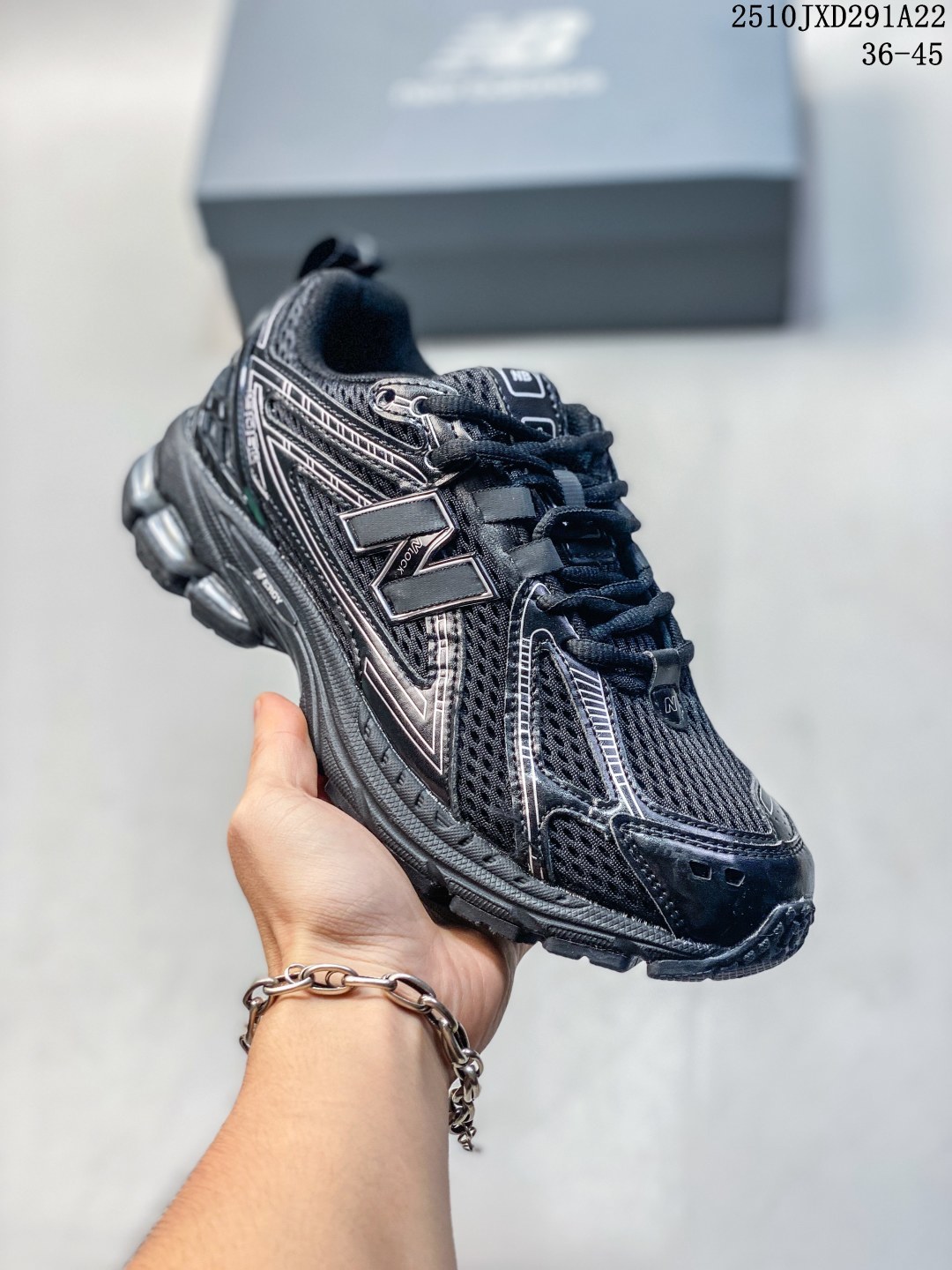 💰140
M版纯原 新百伦NB New Balance M1906AD 灰银 全套原楦原纸板原厂数据开发 进口三明治网面 原装进口皮料正确绒感卡色 正确中底拉帮中底网布细节 原厂标裁 带紫光防伪 定制后跟透明水晶模块 冲裁组合 大底贴合程度胶水上色把控完美 整洁度挑战全网艺术家 多道序QC把关品质完善 匠心打造 耗时两个月开发完成 工艺极其复杂难度可想而知 新开独立私模大底 全网唯一正确六层组合大底 高端零售专供产物 
Size：36 37 37.5 38 38.5 39 40 40.5 41 42 42.5 43 44 45
编码：10JXD291A22