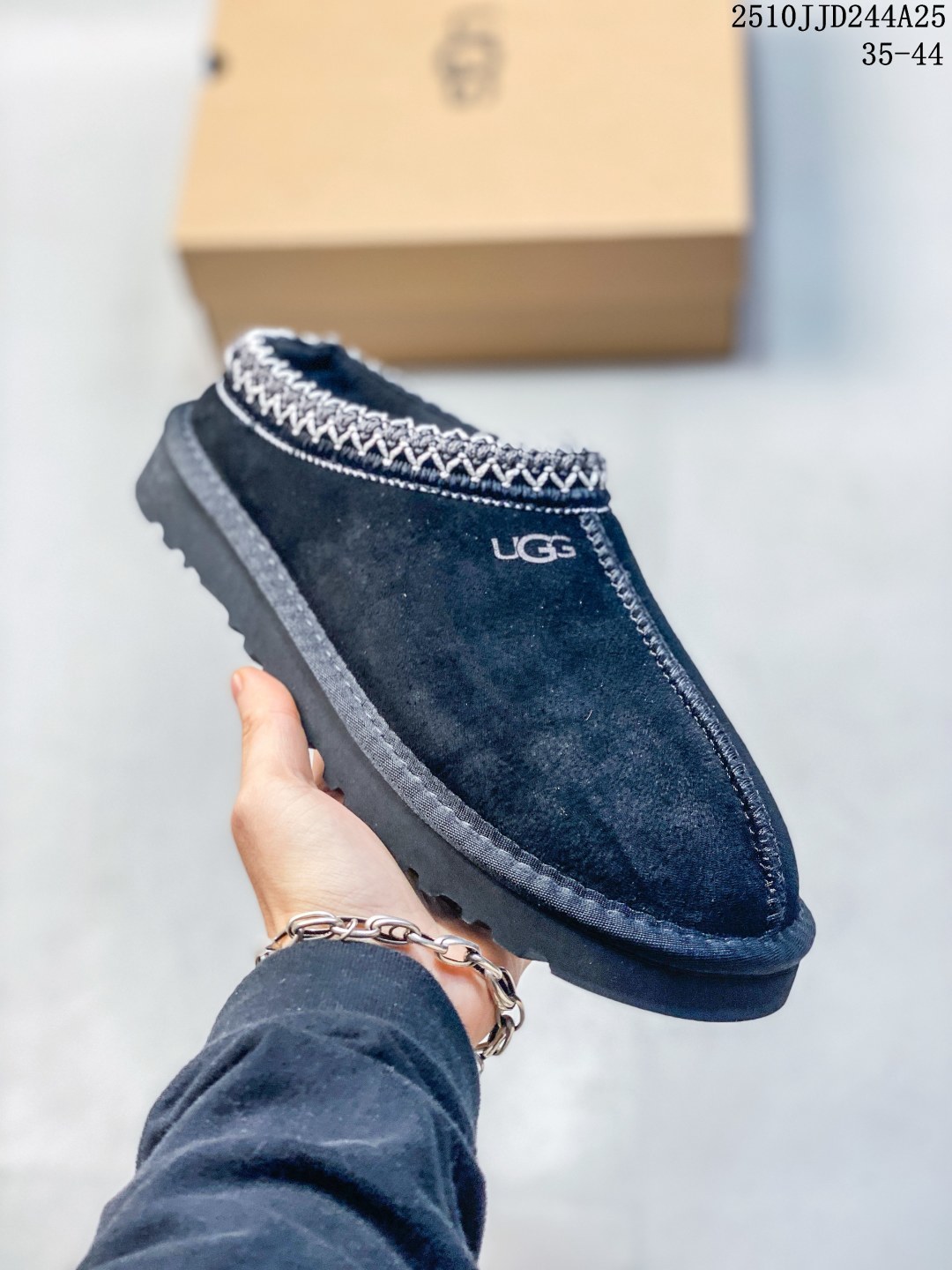 UGG 棉拖 雪地靴 俏皮可爱的百变造型, 美国轻奢品牌🐑UGG 平底系列冬季雪地休闲保暖家居包头棉拖鞋.官方同步包装 检验标 材料采用原厂防污防水皮料 防滑耐磨轻翼大底 潮流百搭 英伦风 舒适拖鞋 秋冬休闲厚底增高时尚男女鞋 保暖性能十足 严寒季节保暖神器. 类型:男女鞋 编码:10JJD244A25