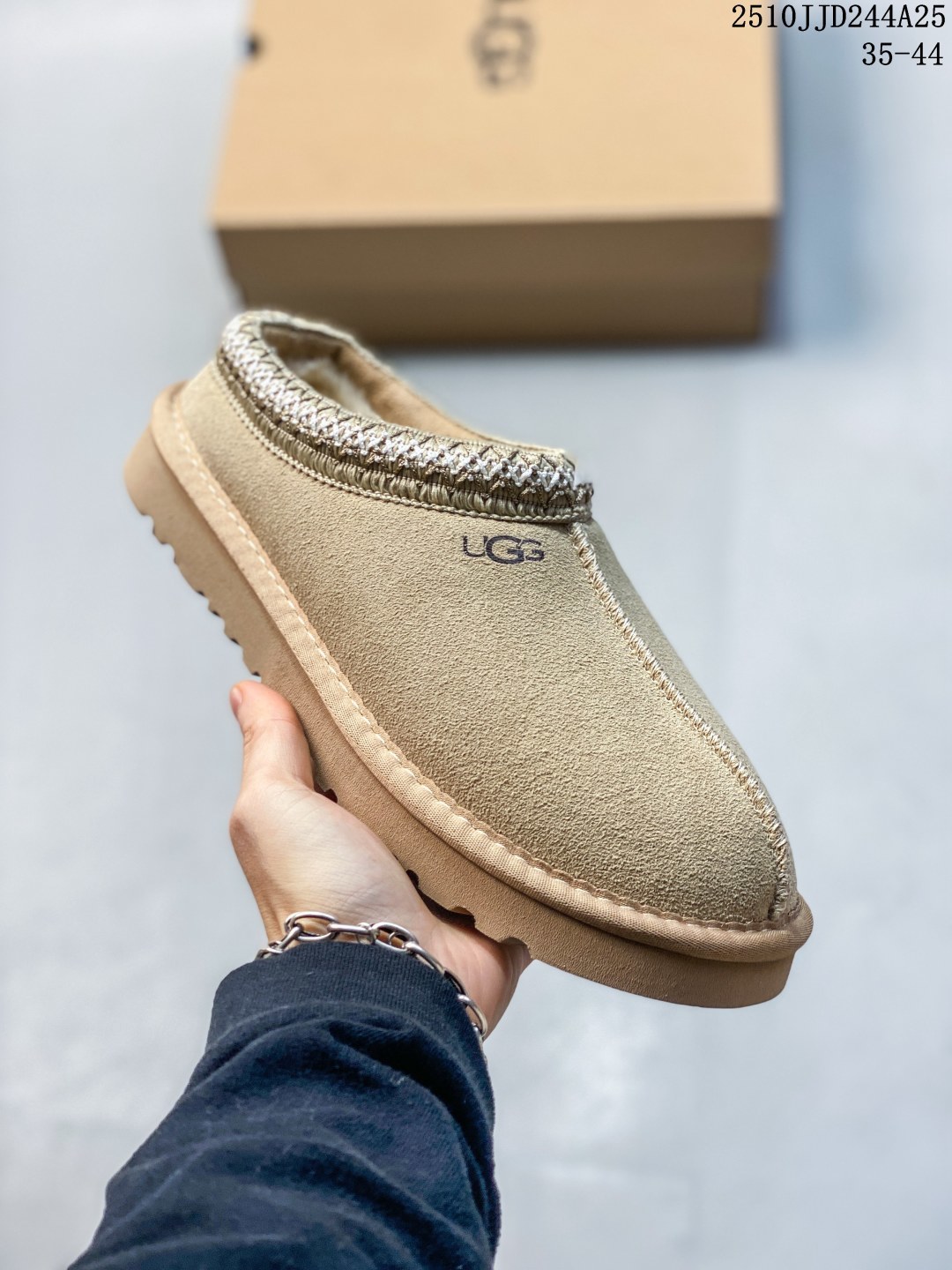 UGG 棉拖 雪地靴 俏皮可爱的百变造型, 美国轻奢品牌🐑UGG 平底系列冬季雪地休闲保暖家居包头棉拖鞋.官方同步包装 检验标 材料采用原厂防污防水皮料 防滑耐磨轻翼大底 潮流百搭 英伦风 舒适拖鞋 秋冬休闲厚底增高时尚男女鞋 保暖性能十足 严寒季节保暖神器. 类型:男女鞋 编码:10JJD244A25