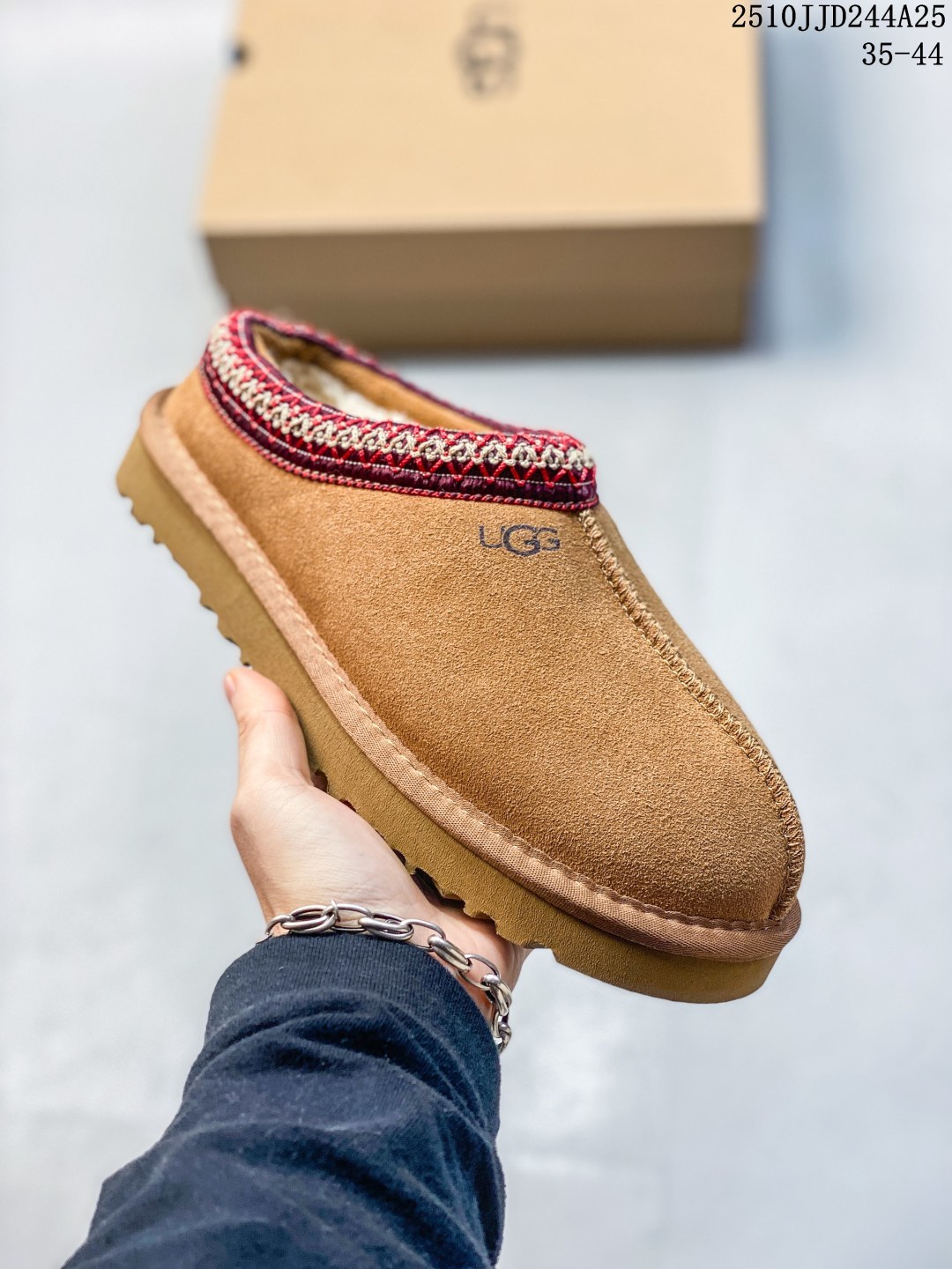UGG 棉拖 雪地靴 俏皮可爱的百变造型, 美国轻奢品牌🐑UGG 平底系列冬季雪地休闲保暖家居包头棉拖鞋.官方同步包装 检验标 材料采用原厂防污防水皮料 防滑耐磨轻翼大底 潮流百搭 英伦风 舒适拖鞋 秋冬休闲厚底增高时尚男女鞋 保暖性能十足 严寒季节保暖神器. 类型:男女鞋 编码:10JJD244A25
