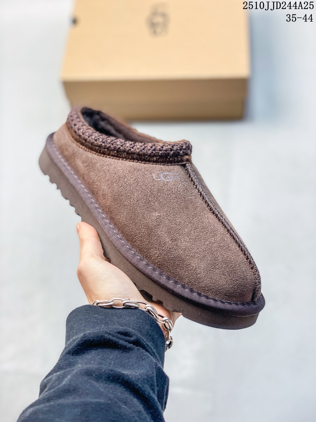 UGG 棉拖 雪地靴 俏皮可爱的百变造型, 美国轻奢品牌🐑UGG 平底系列冬季雪地休闲保暖家居包头棉拖鞋.官方同步包装 检验标 材料采用原厂防污防水皮料 防滑耐磨轻翼大底 潮流百搭 英伦风 舒适拖鞋 秋冬休闲厚底增高时尚男女鞋 保暖性能十足 严寒季节保暖神器. 类型:男女鞋 编码:10JJD244A25